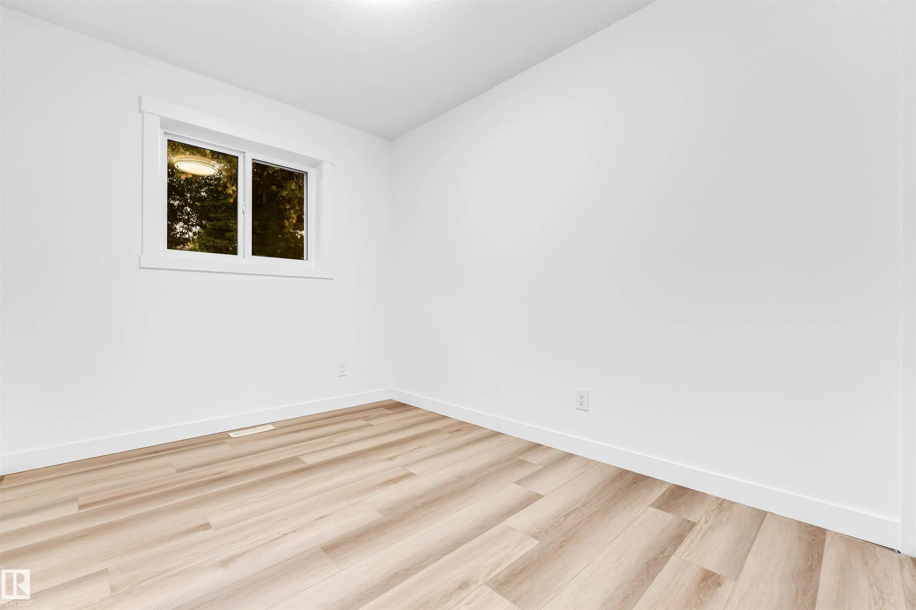 4805 44 Ave