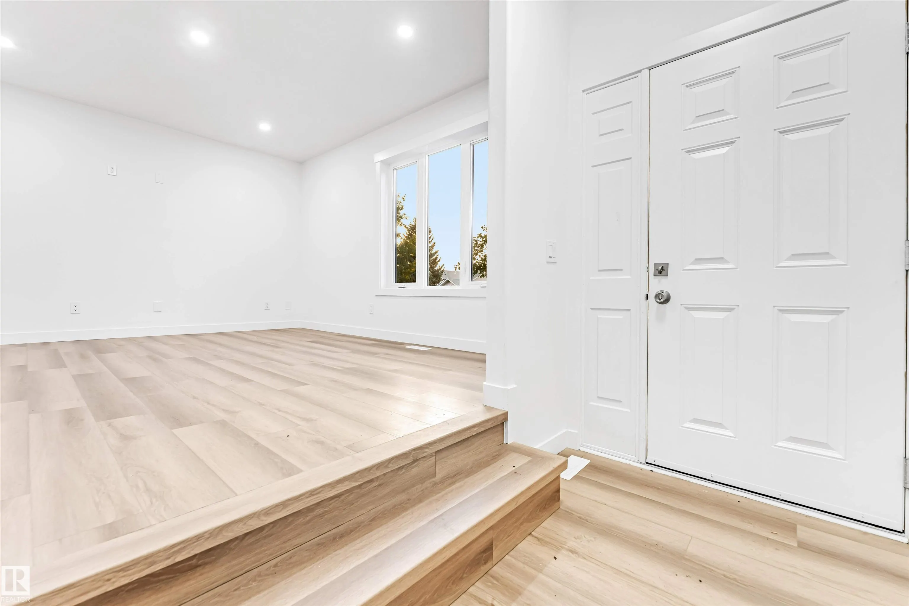 4805 44 Ave
