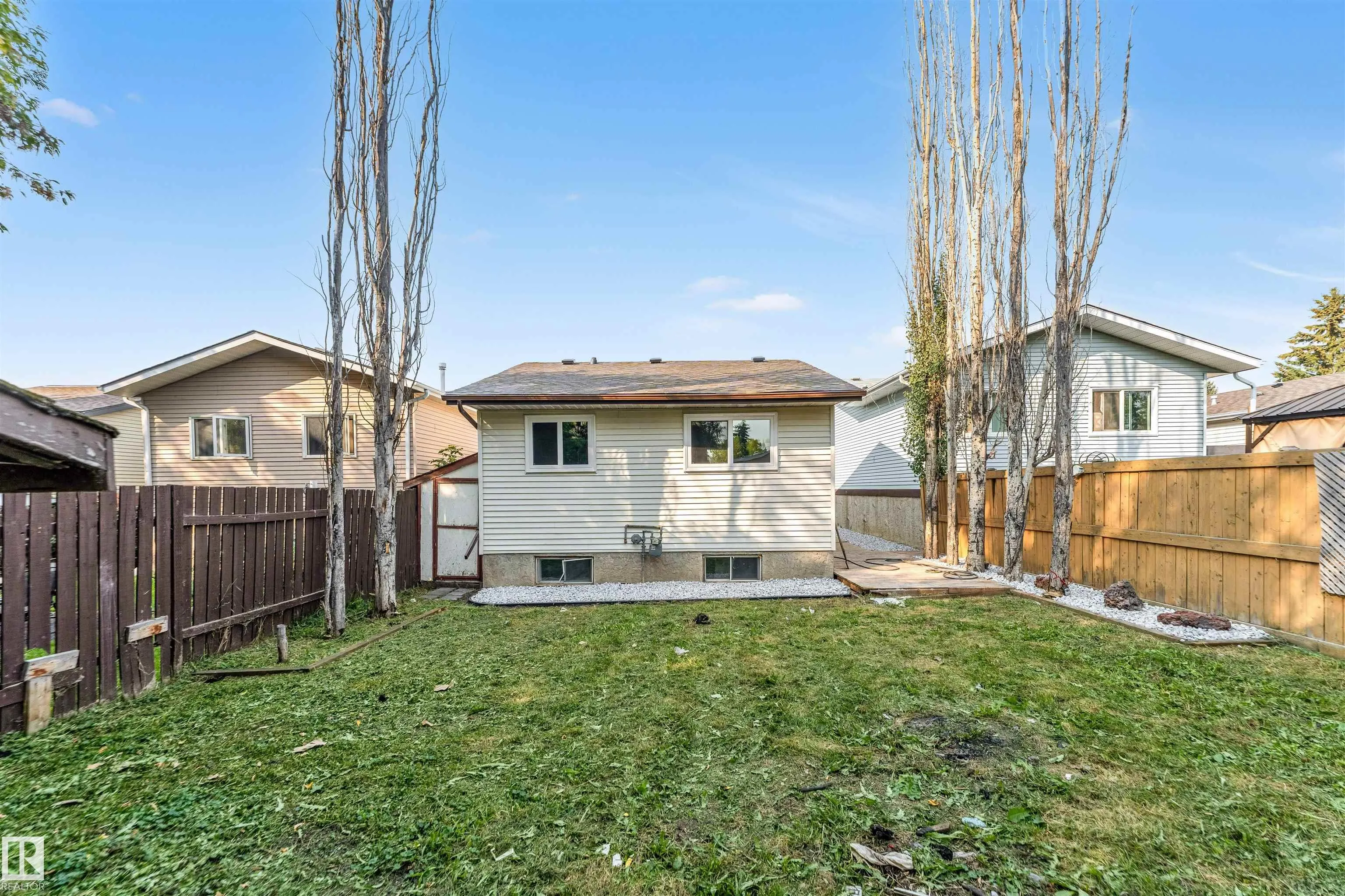 4805 44 Ave