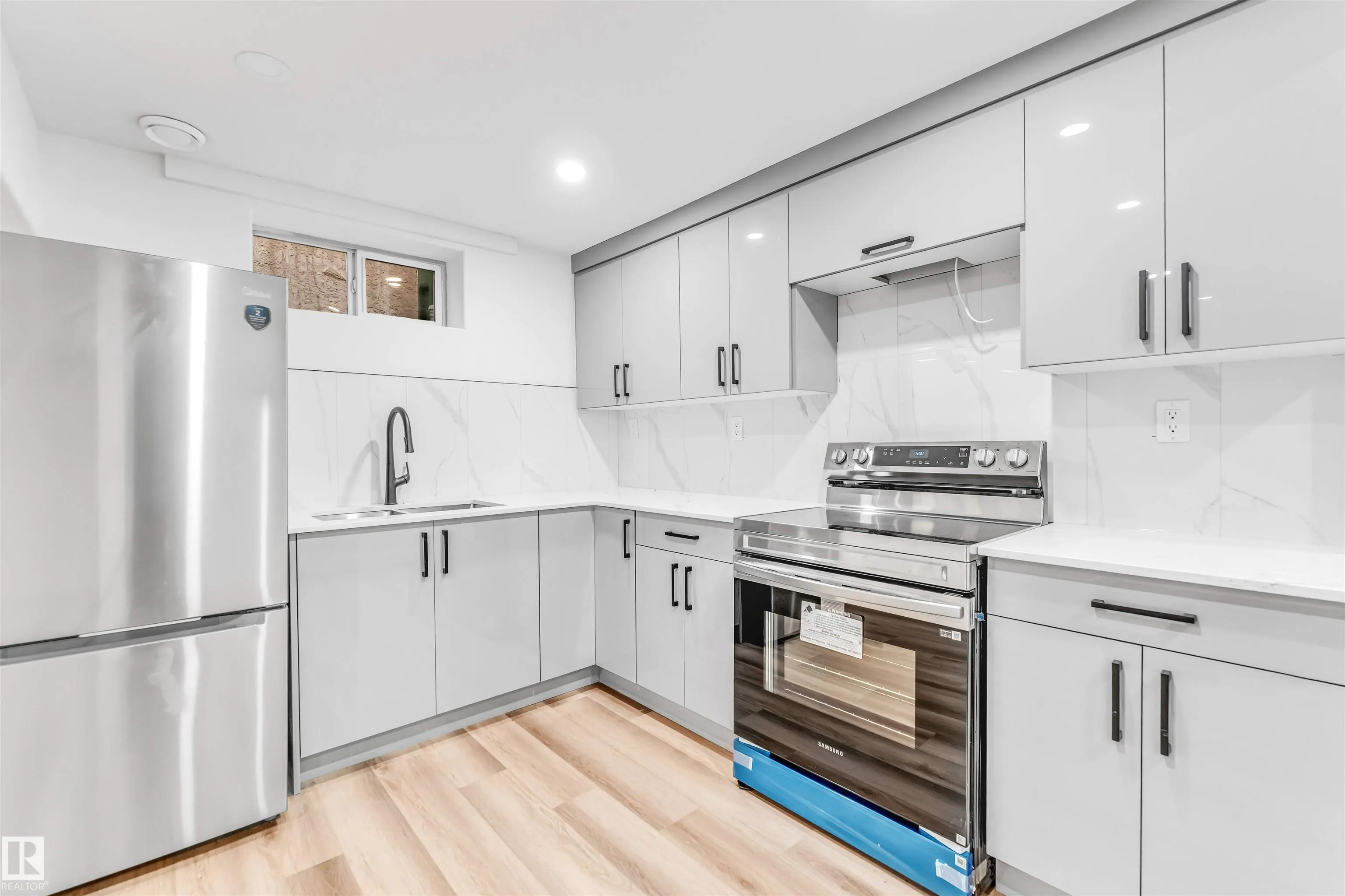 4805 44 Ave
