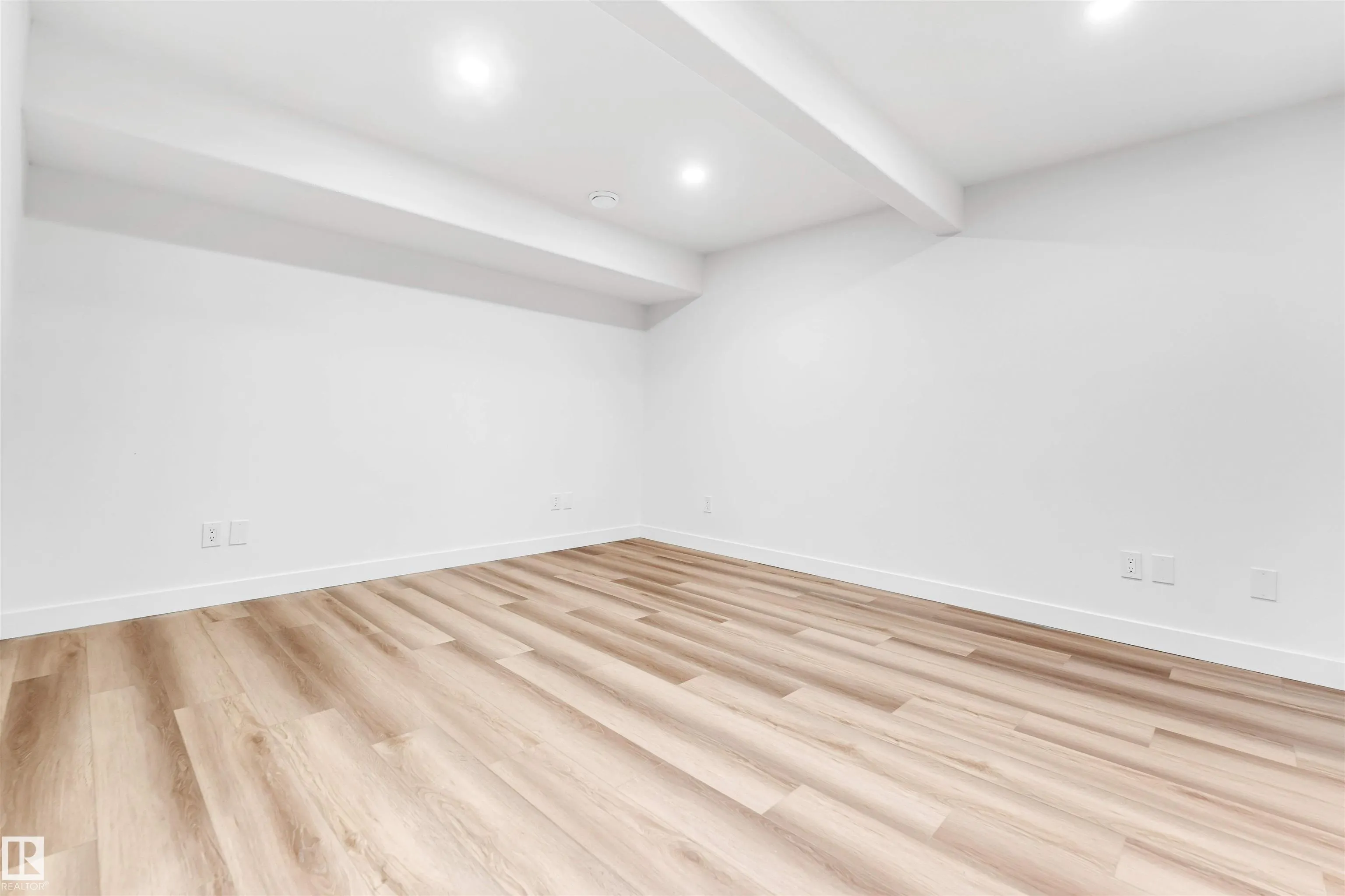 4805 44 Ave