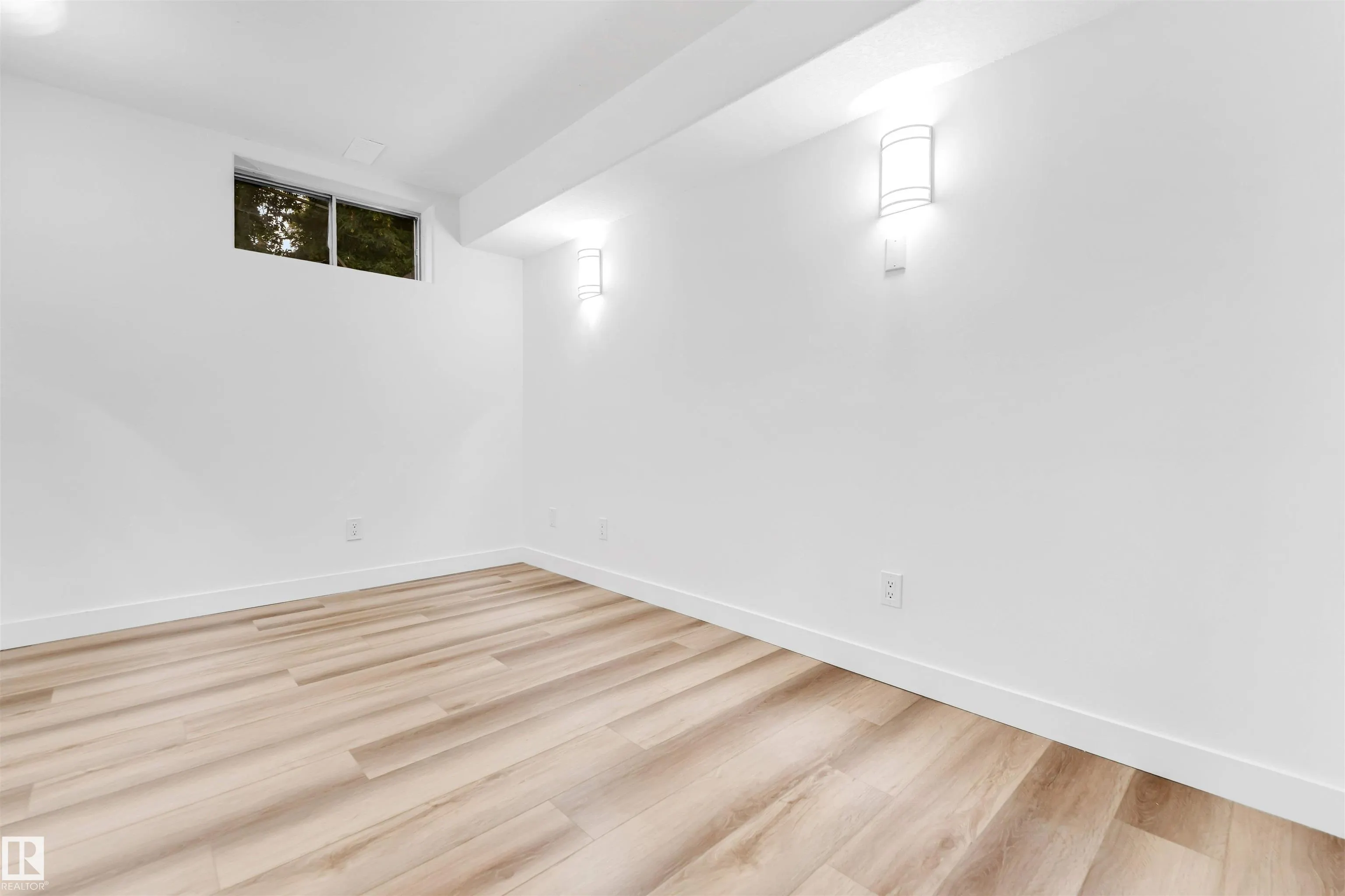 4805 44 Ave