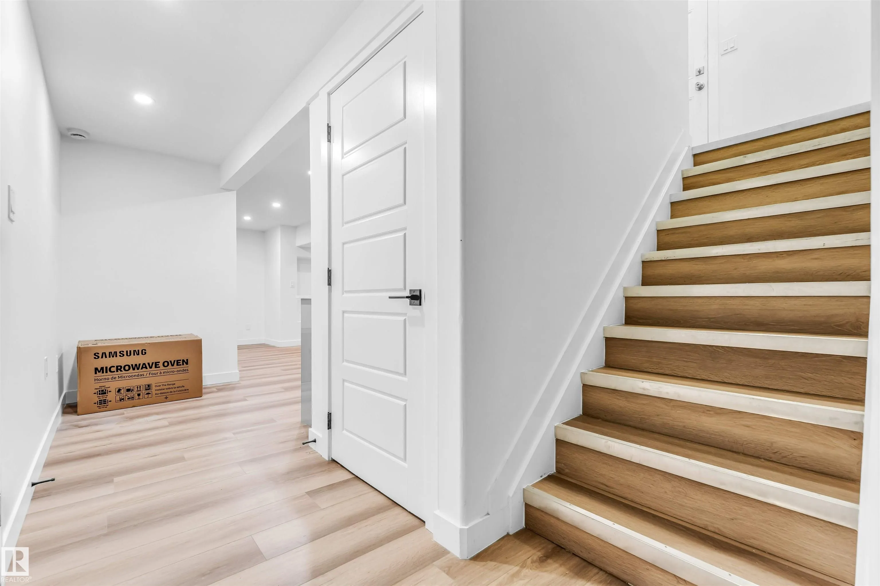 4805 44 Ave