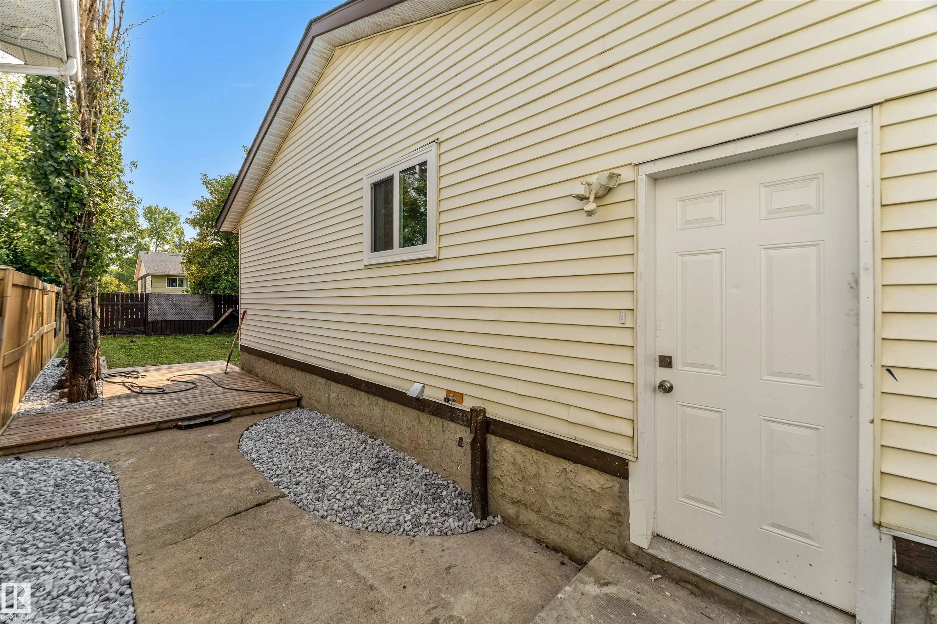 4805 44 Ave