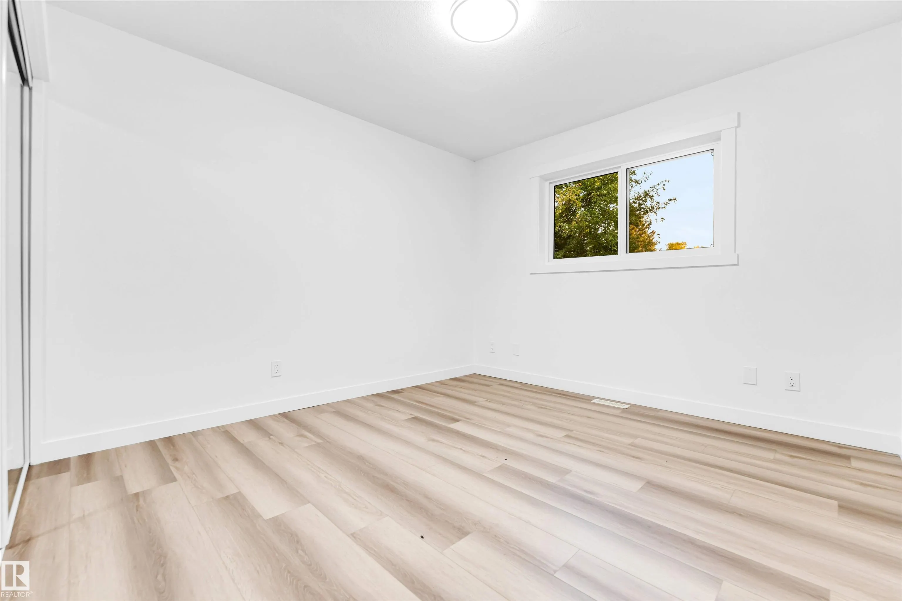 4805 44 Ave