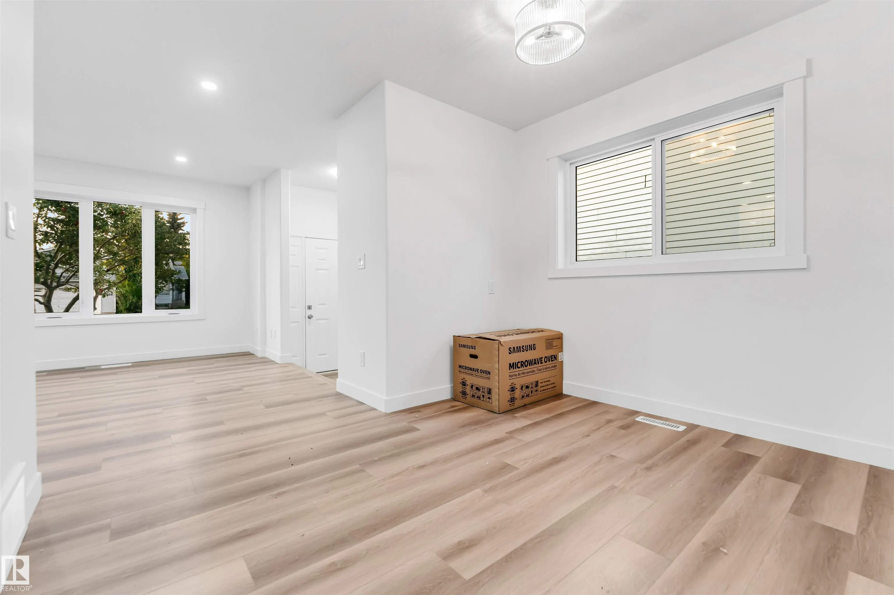 4805 44 Ave