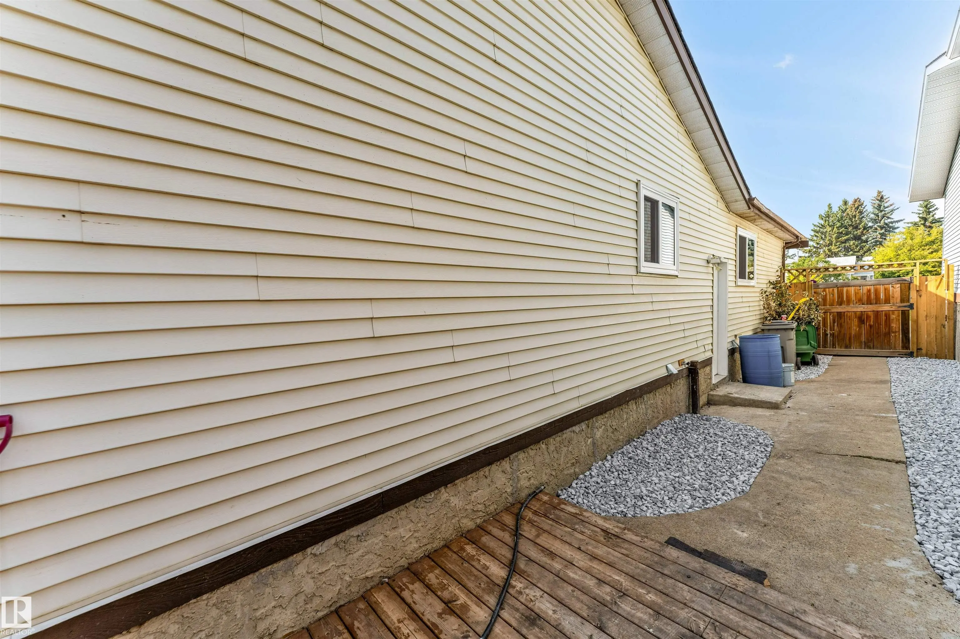 4805 44 Ave