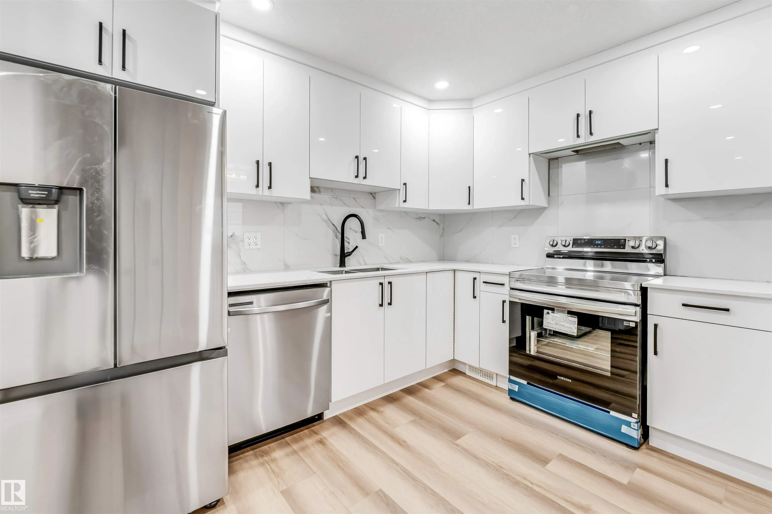 4805 44 Ave