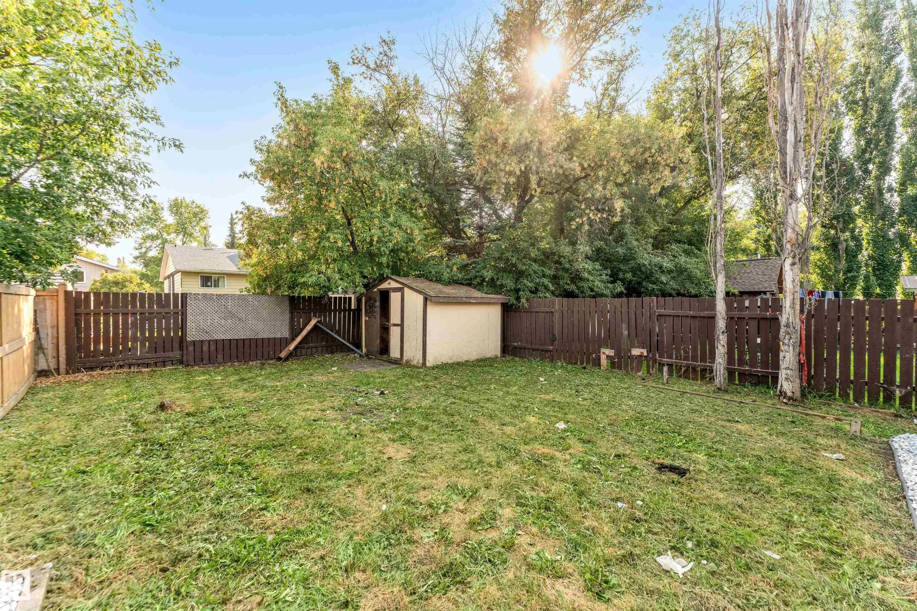 4805 44 Ave