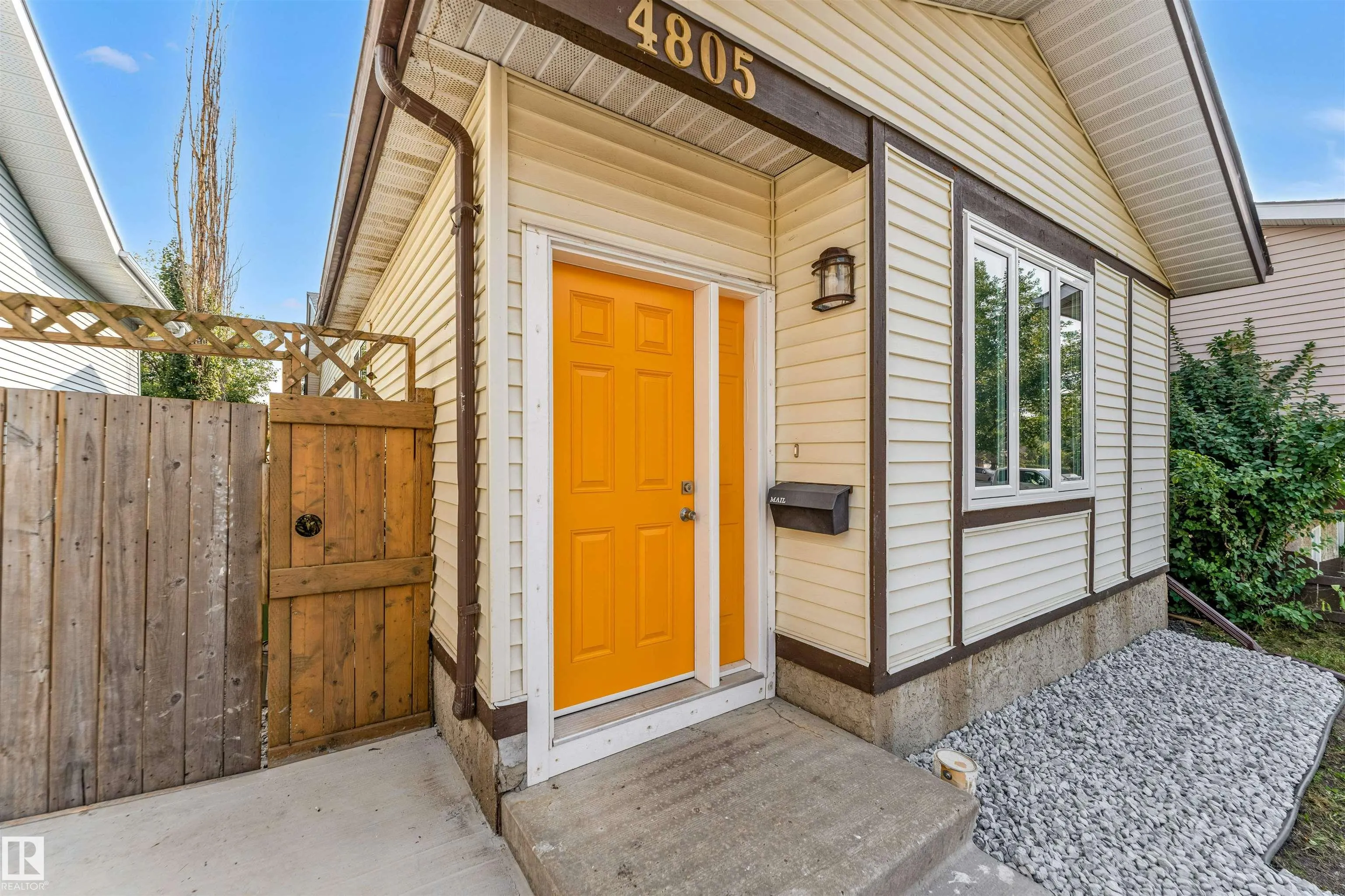4805 44 Ave