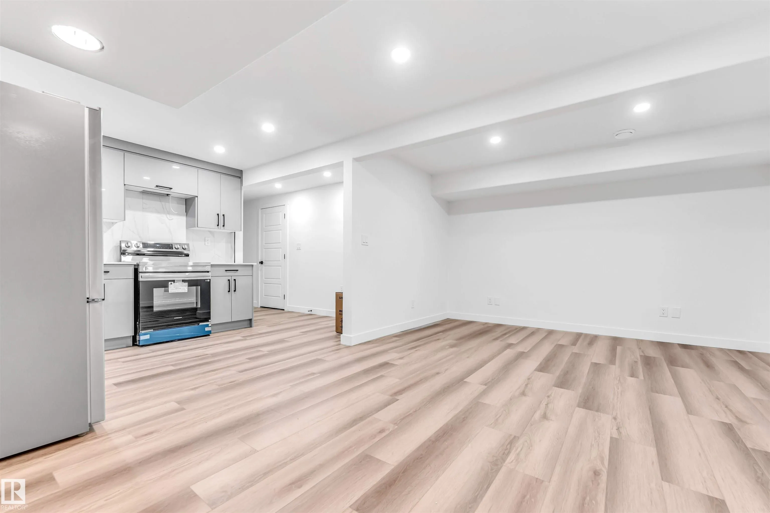 4805 44 Ave