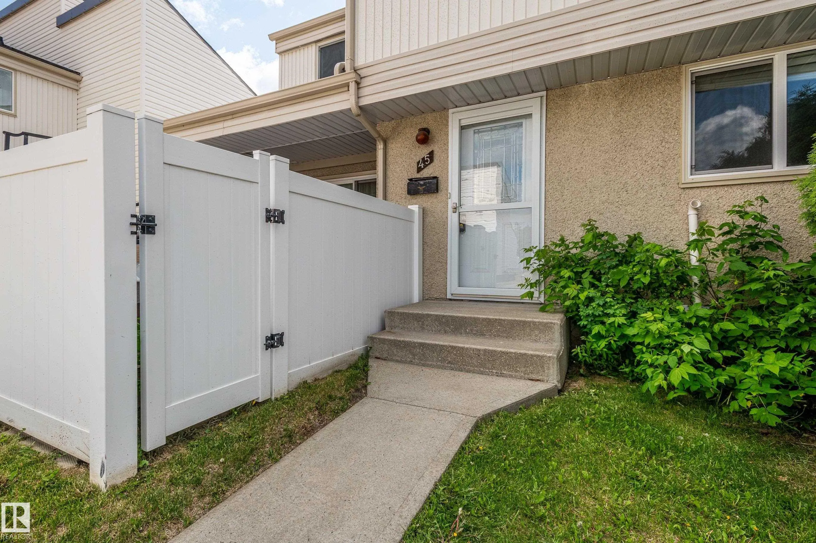 45 WOODVALE Village