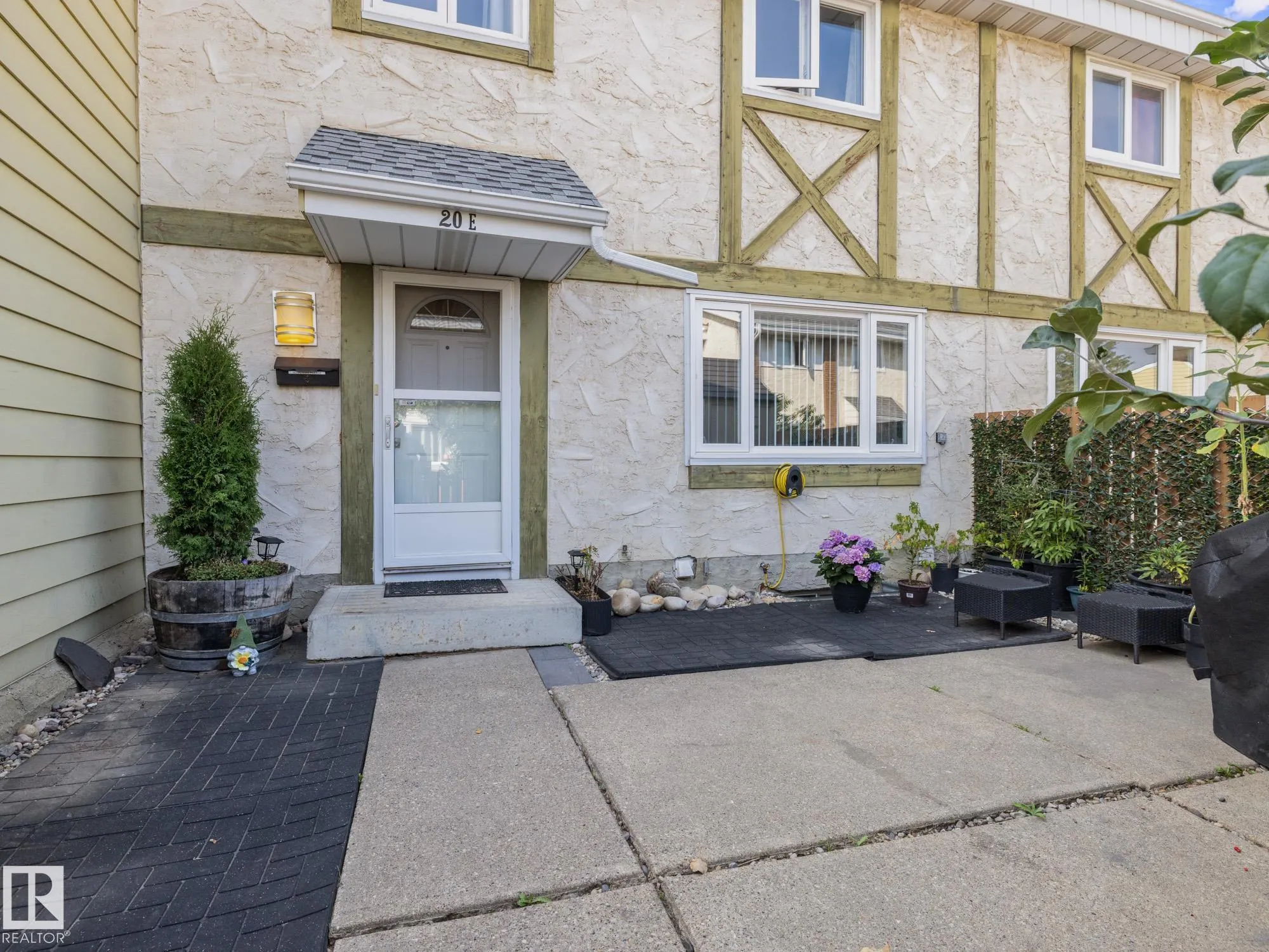 20E CALLINGWOOD Court