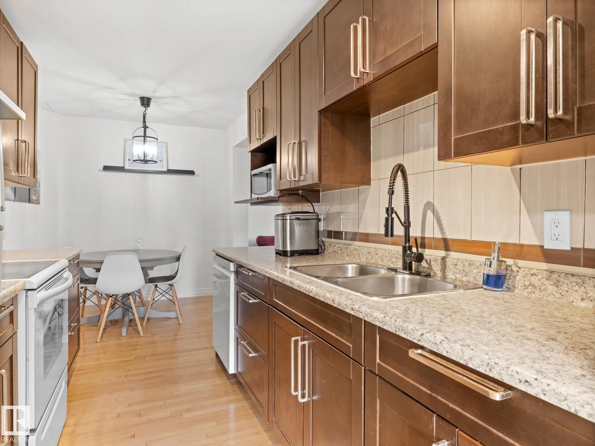 20E CALLINGWOOD Court