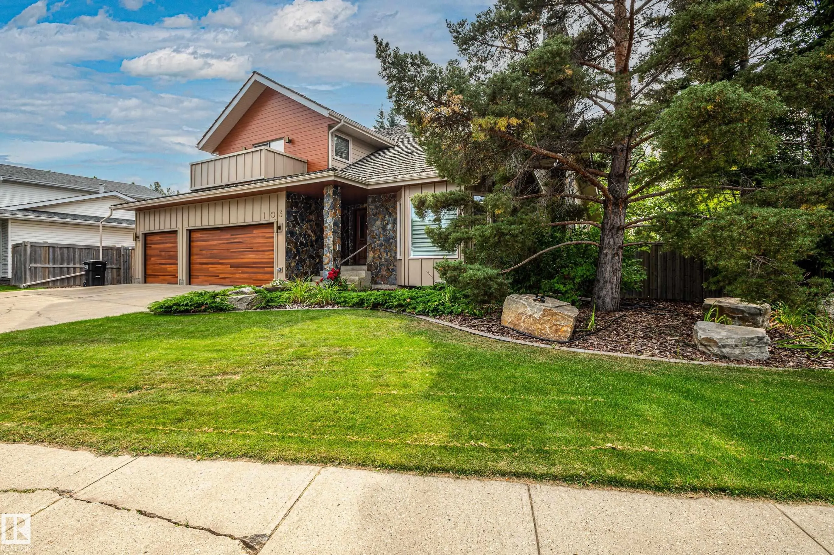 103 WOLF WILLOW Crescent
