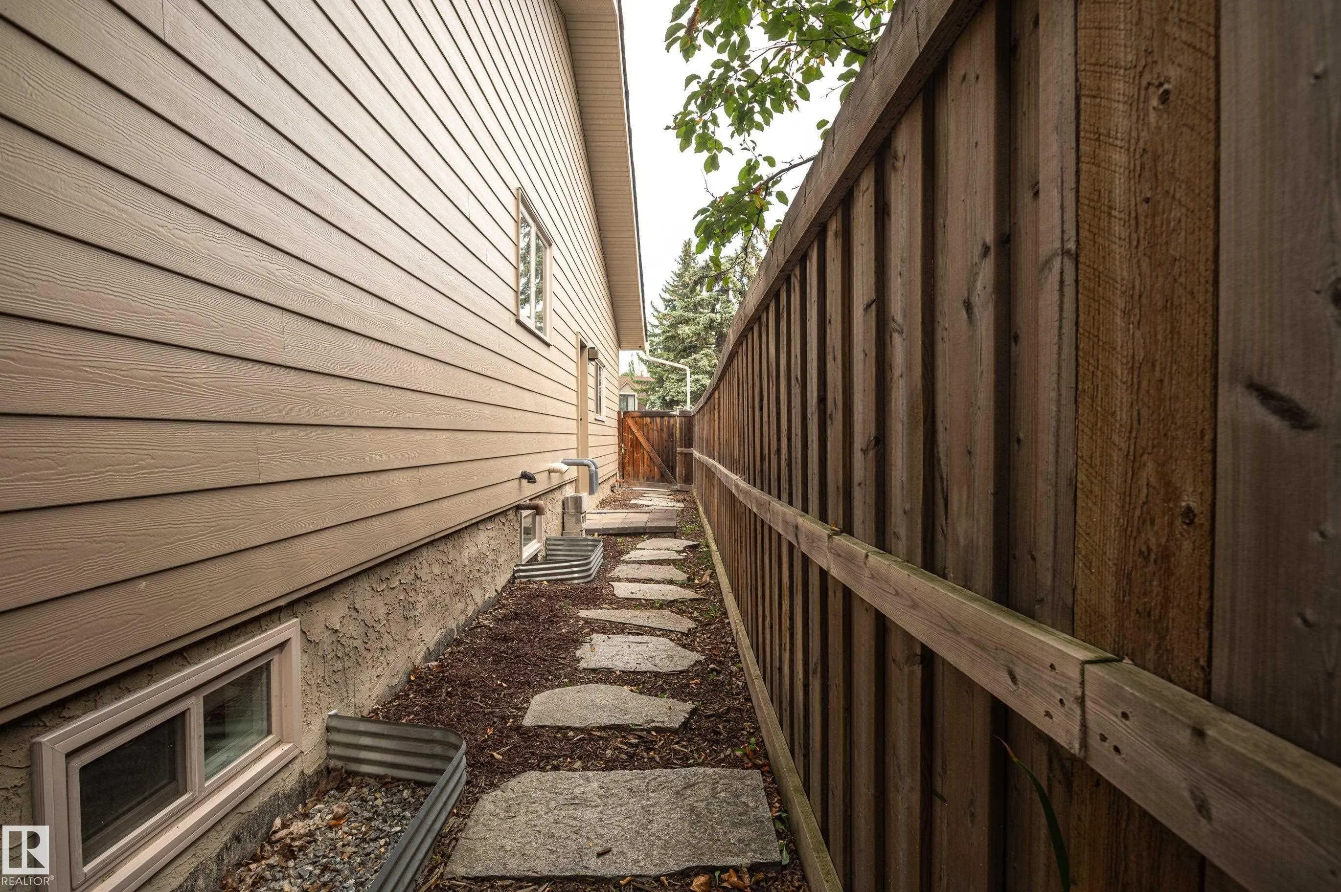 103 WOLF WILLOW Crescent