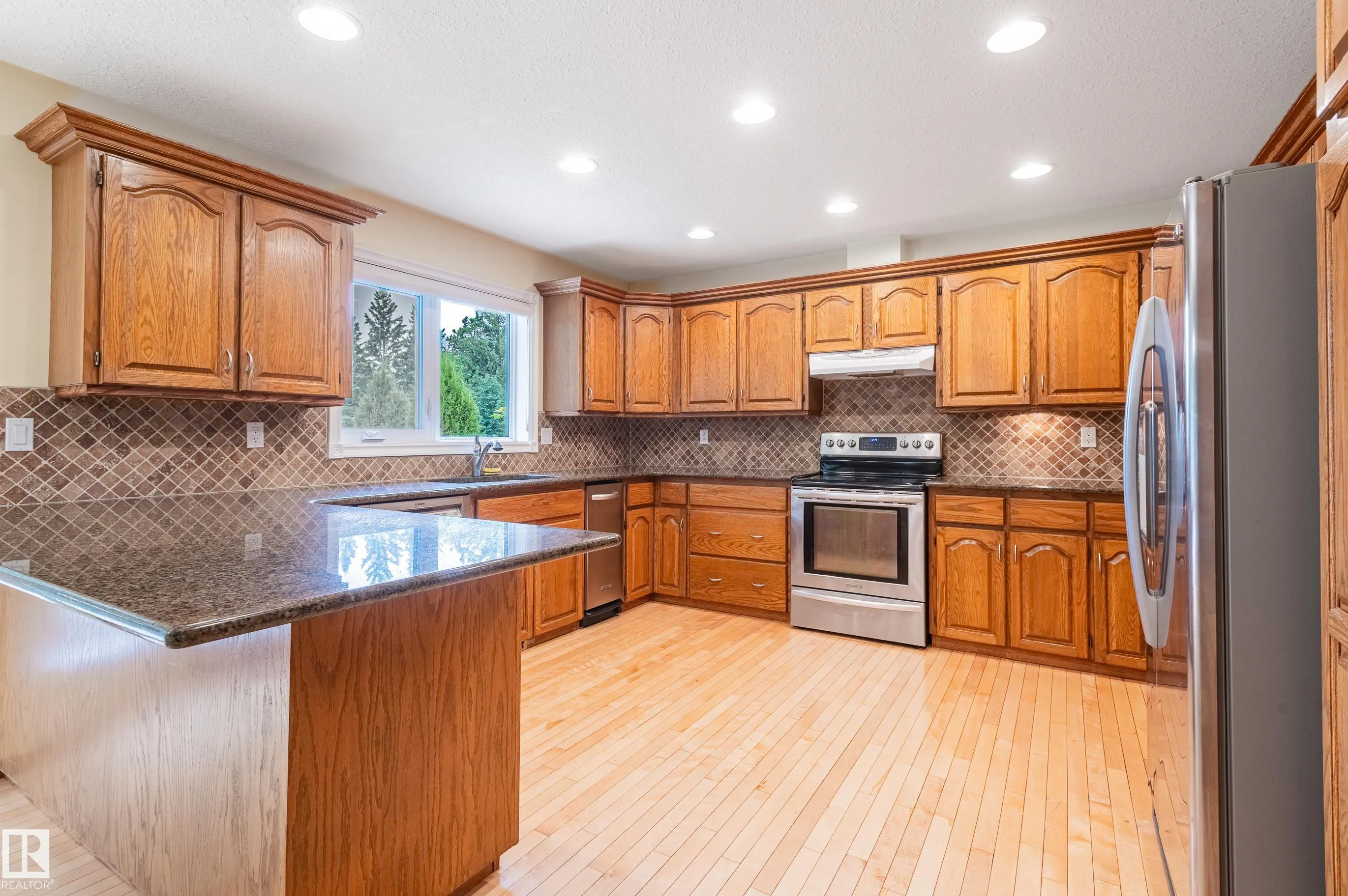 103 WOLF WILLOW Crescent