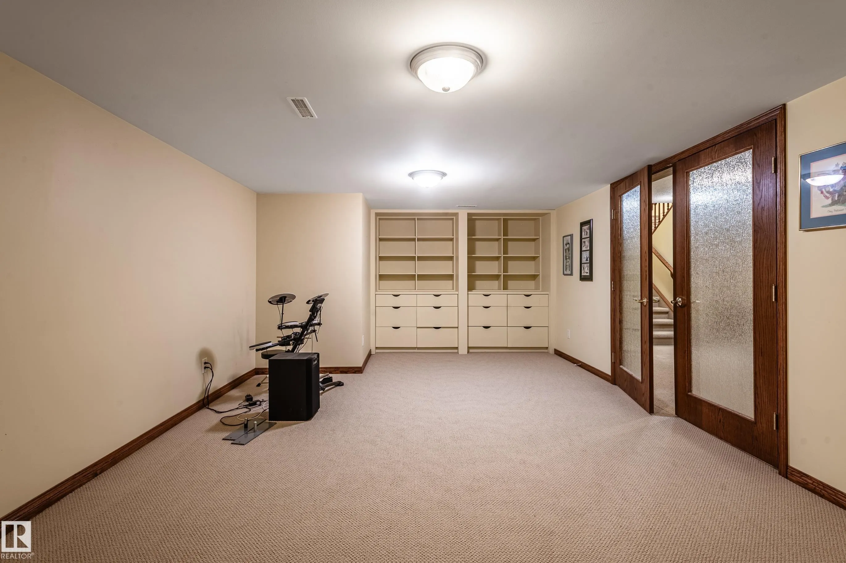 103 WOLF WILLOW Crescent