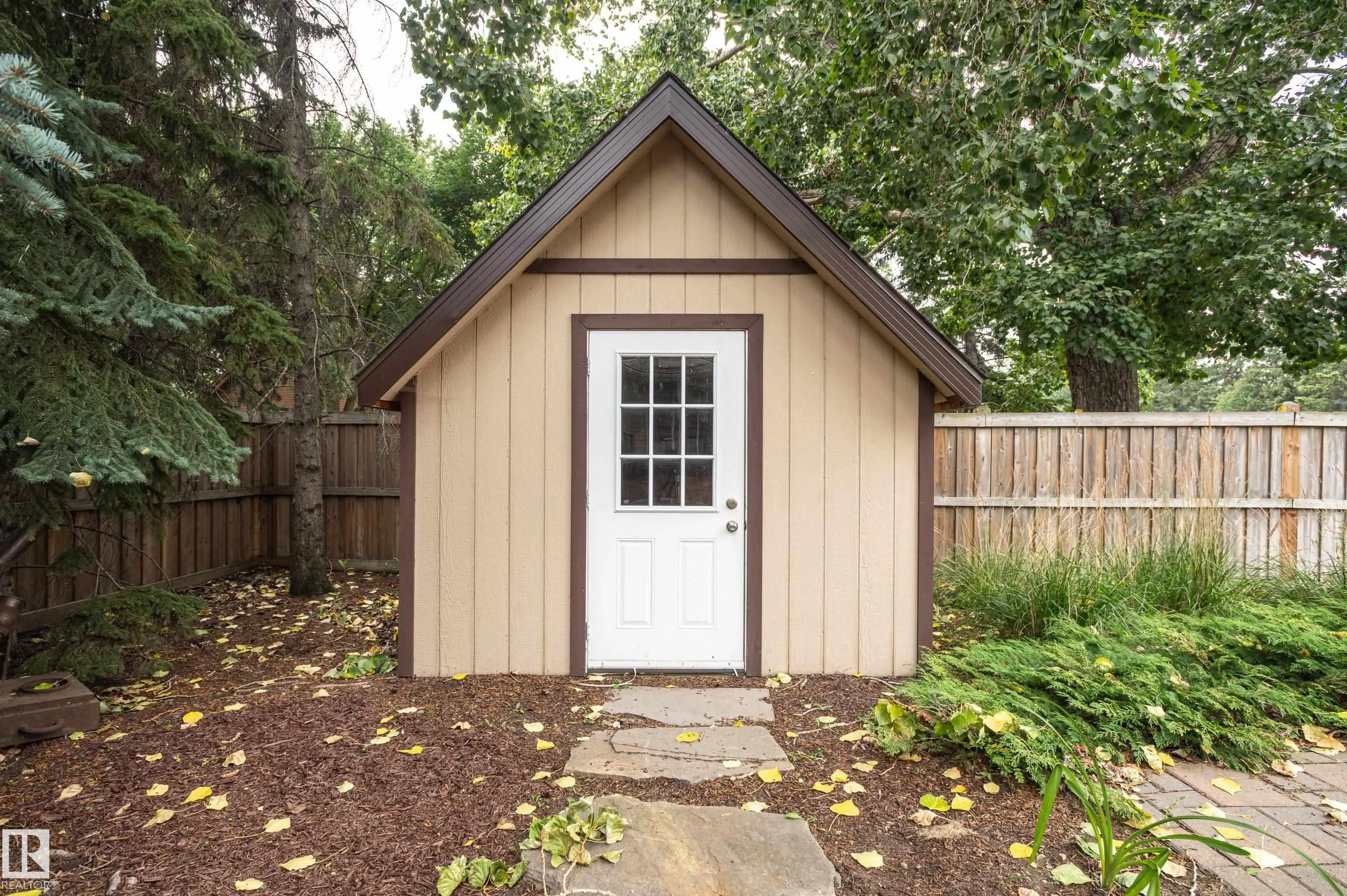 103 WOLF WILLOW Crescent