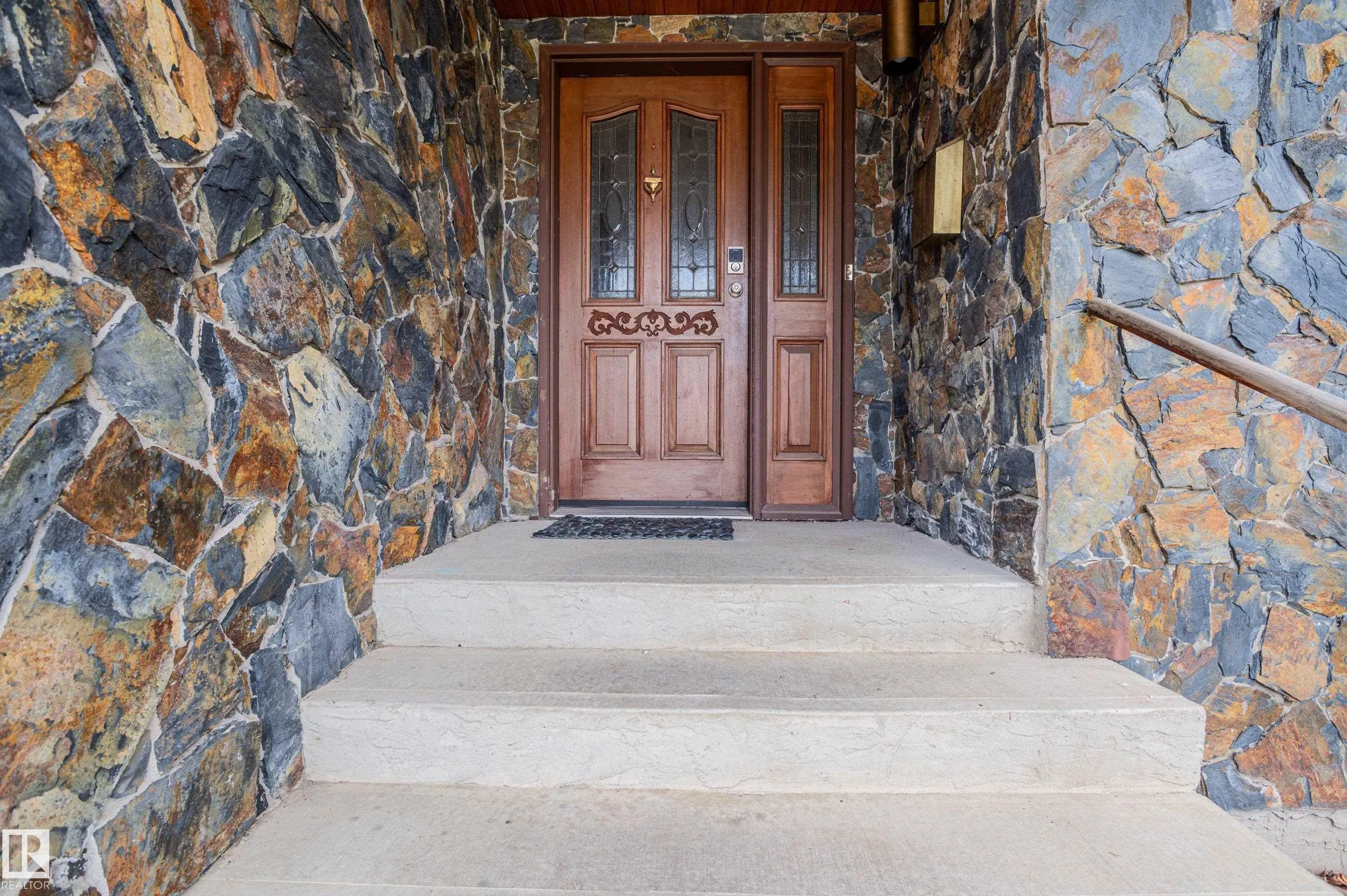 103 WOLF WILLOW Crescent