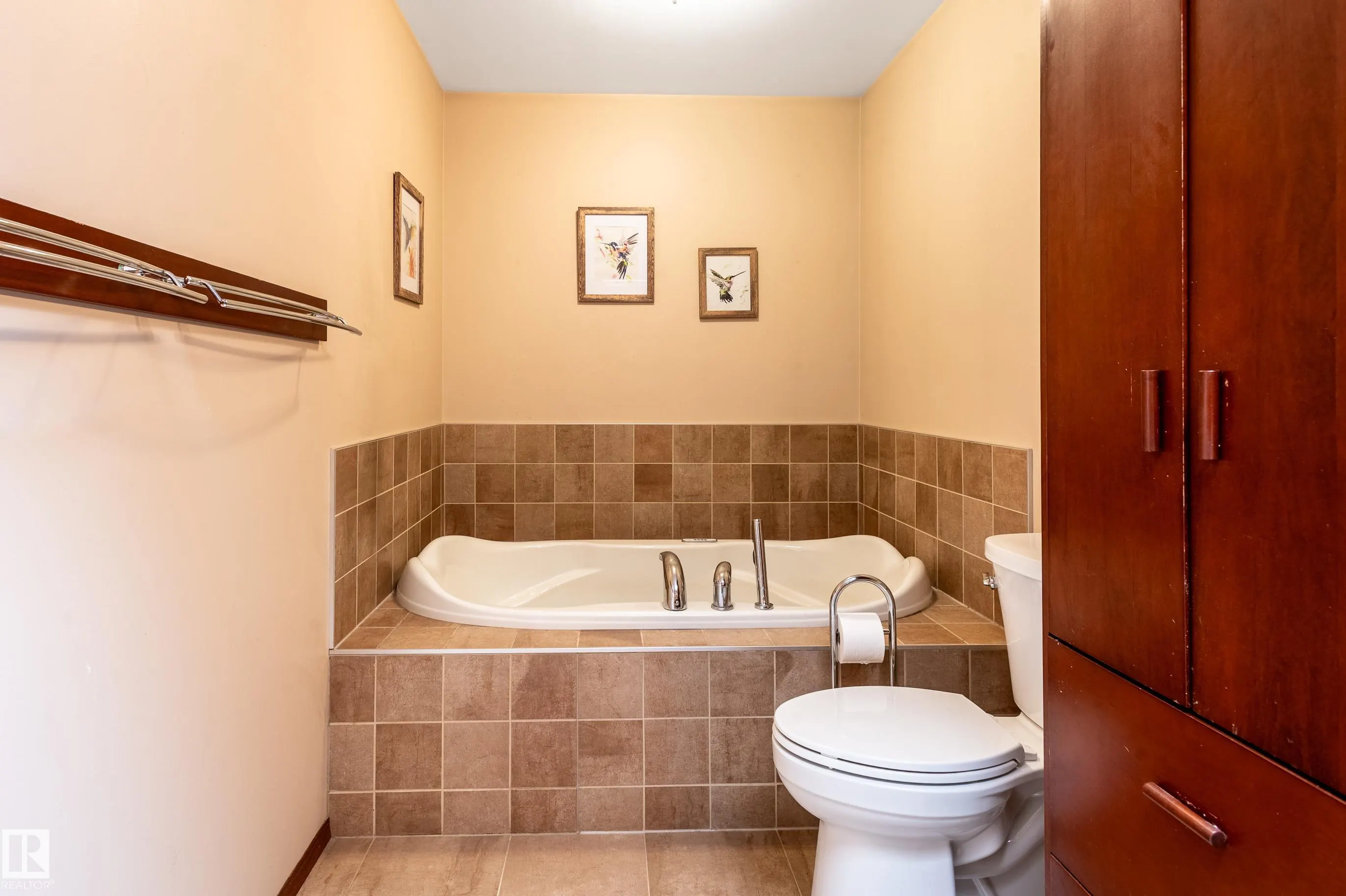 103 WOLF WILLOW Crescent