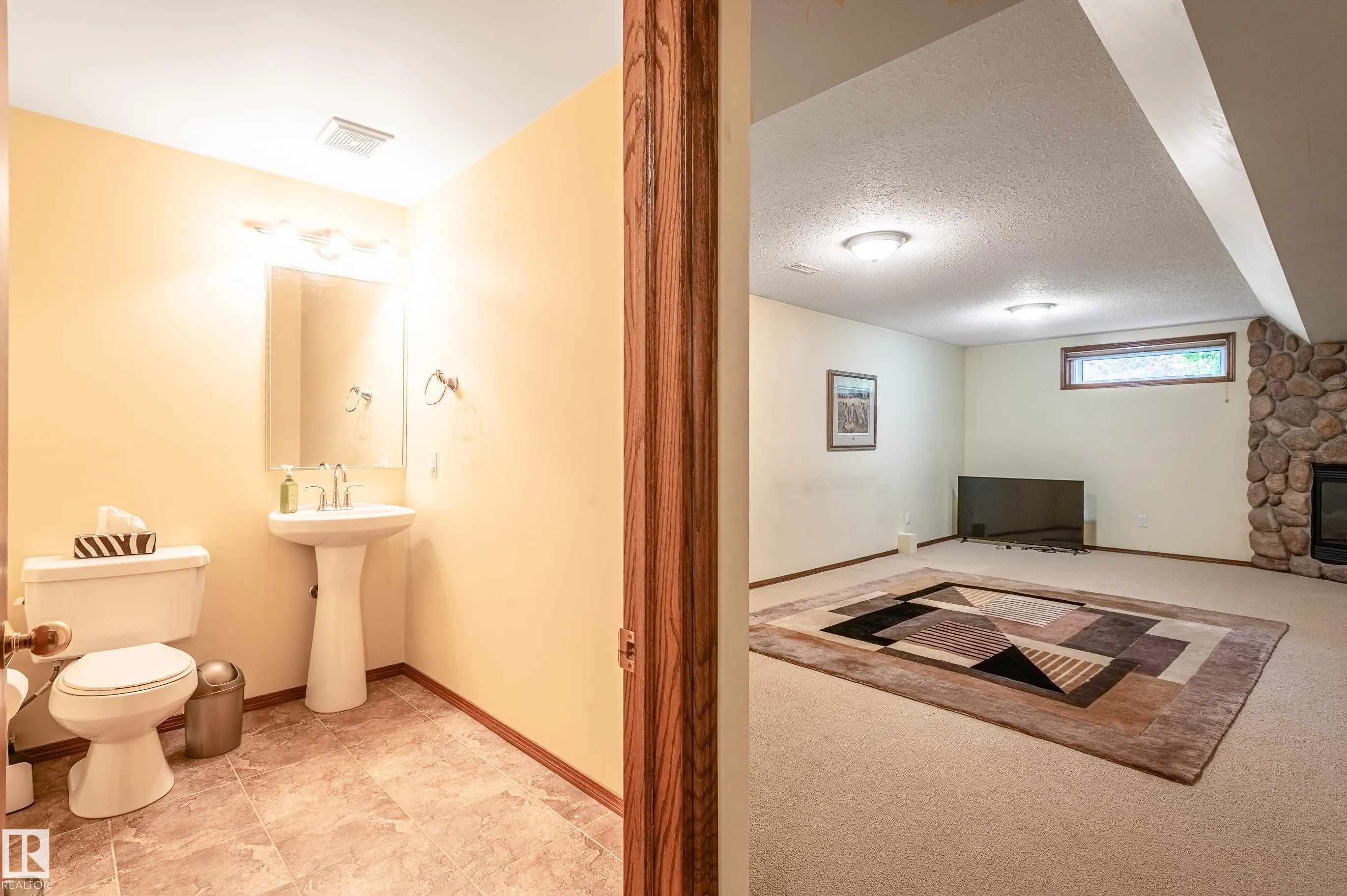 103 WOLF WILLOW Crescent