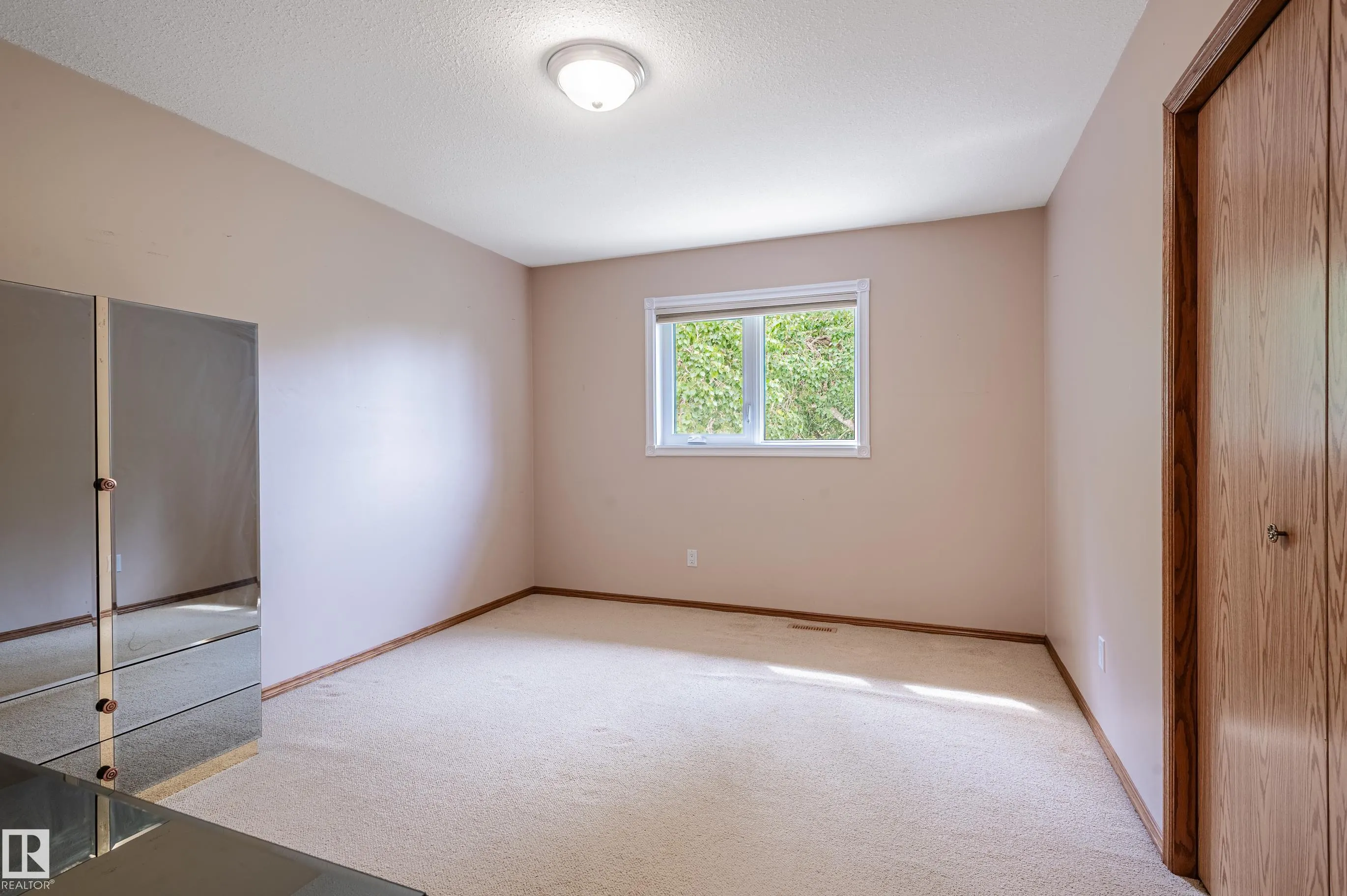 103 WOLF WILLOW Crescent