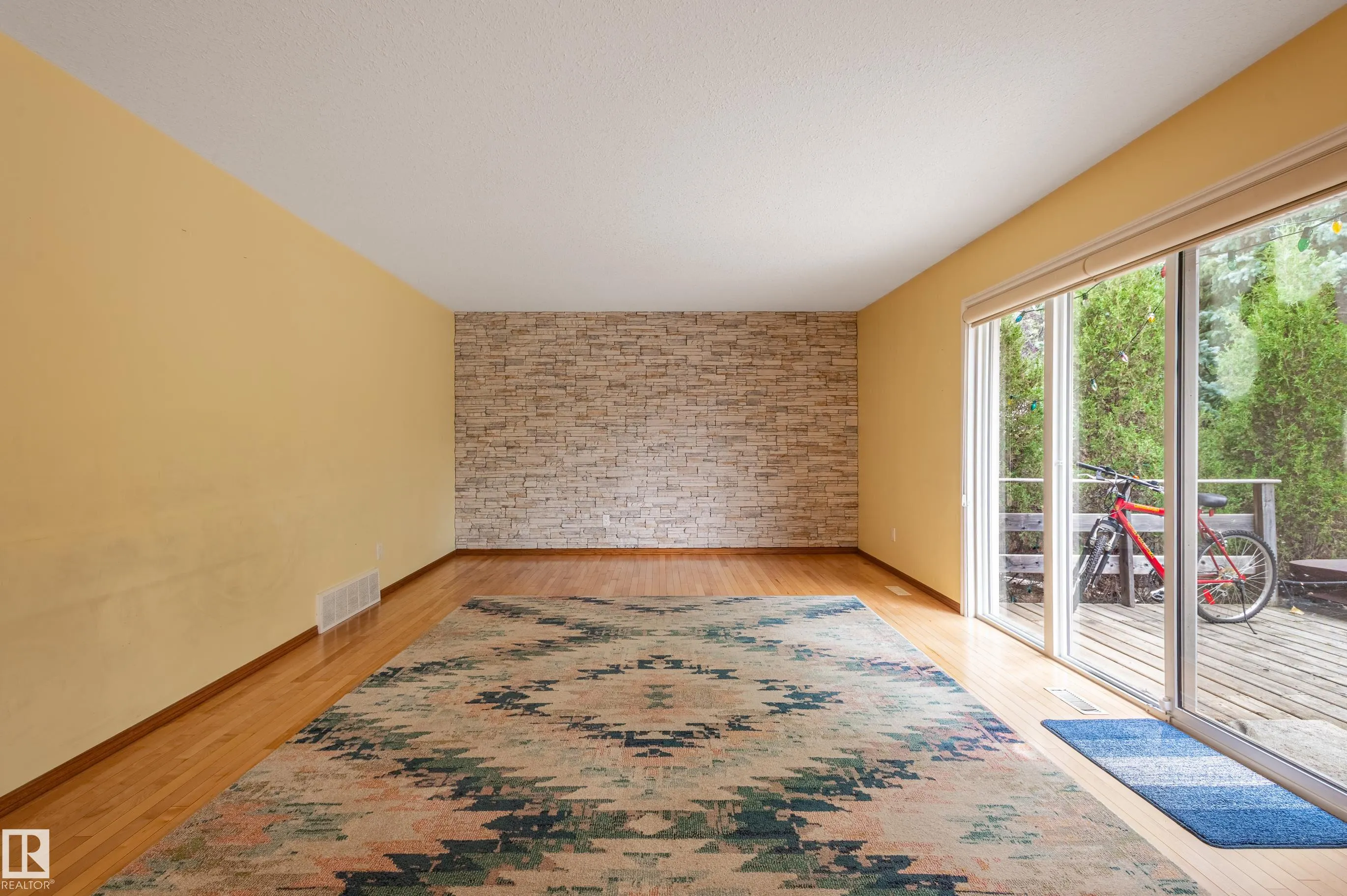 103 WOLF WILLOW Crescent