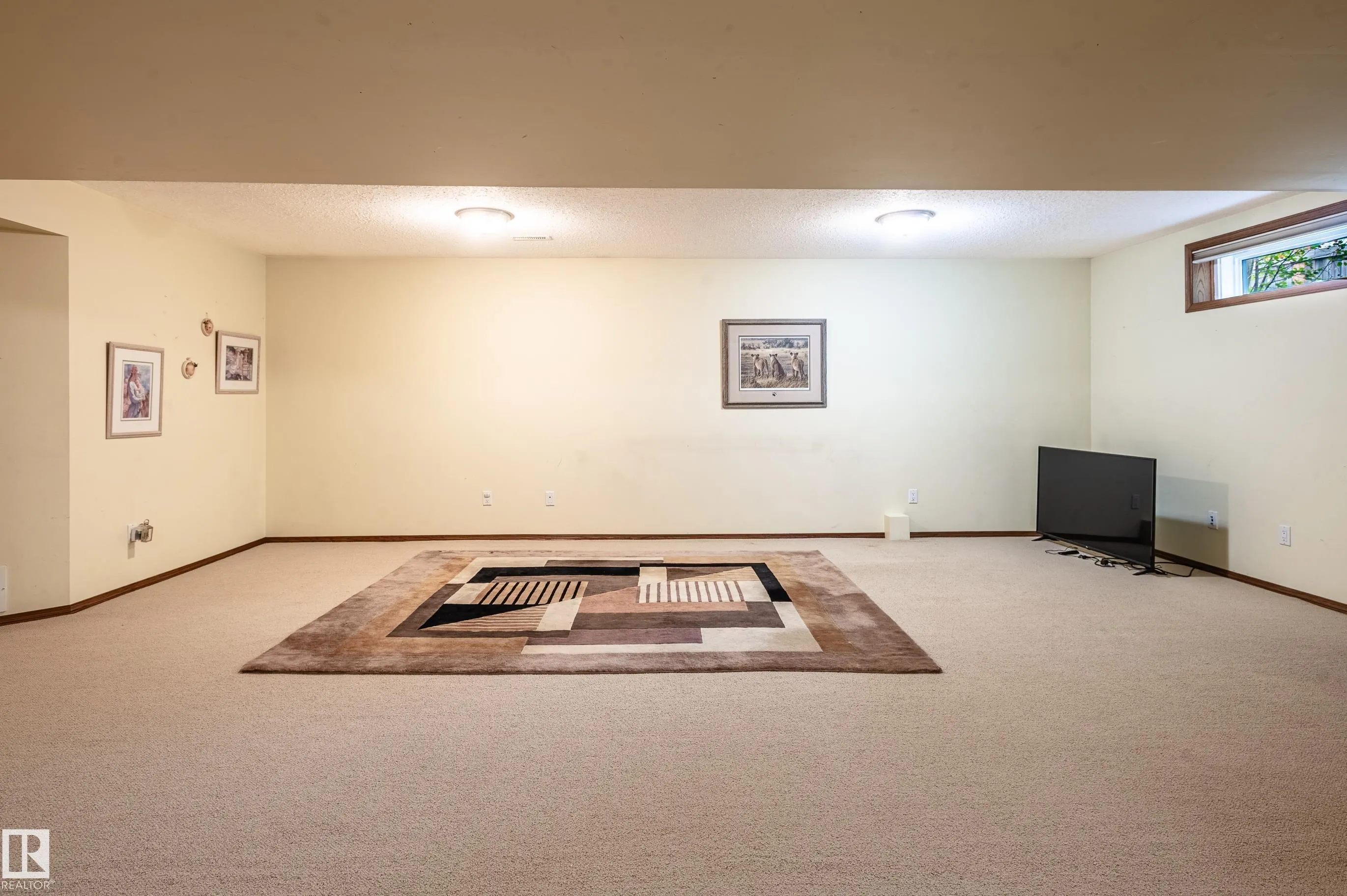 103 WOLF WILLOW Crescent