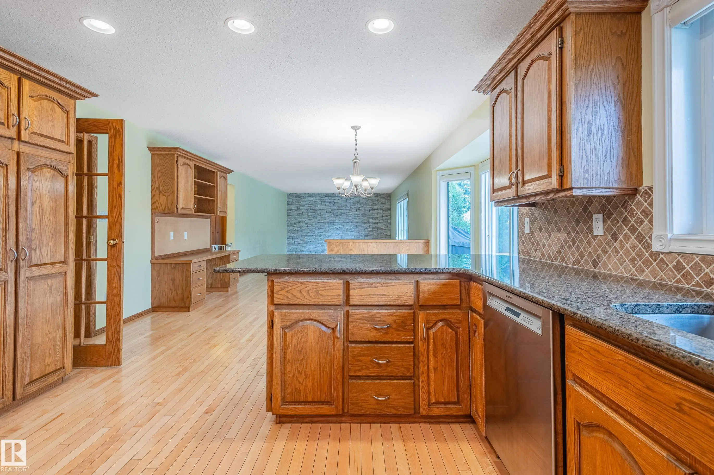103 WOLF WILLOW Crescent