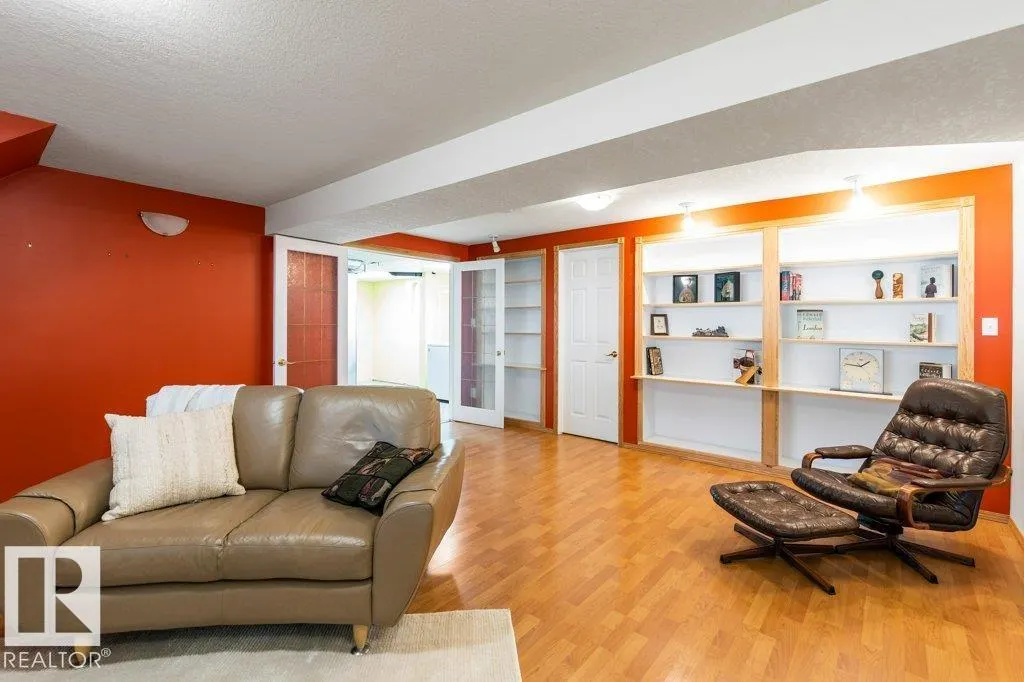 7 BROADVIEW Crescent