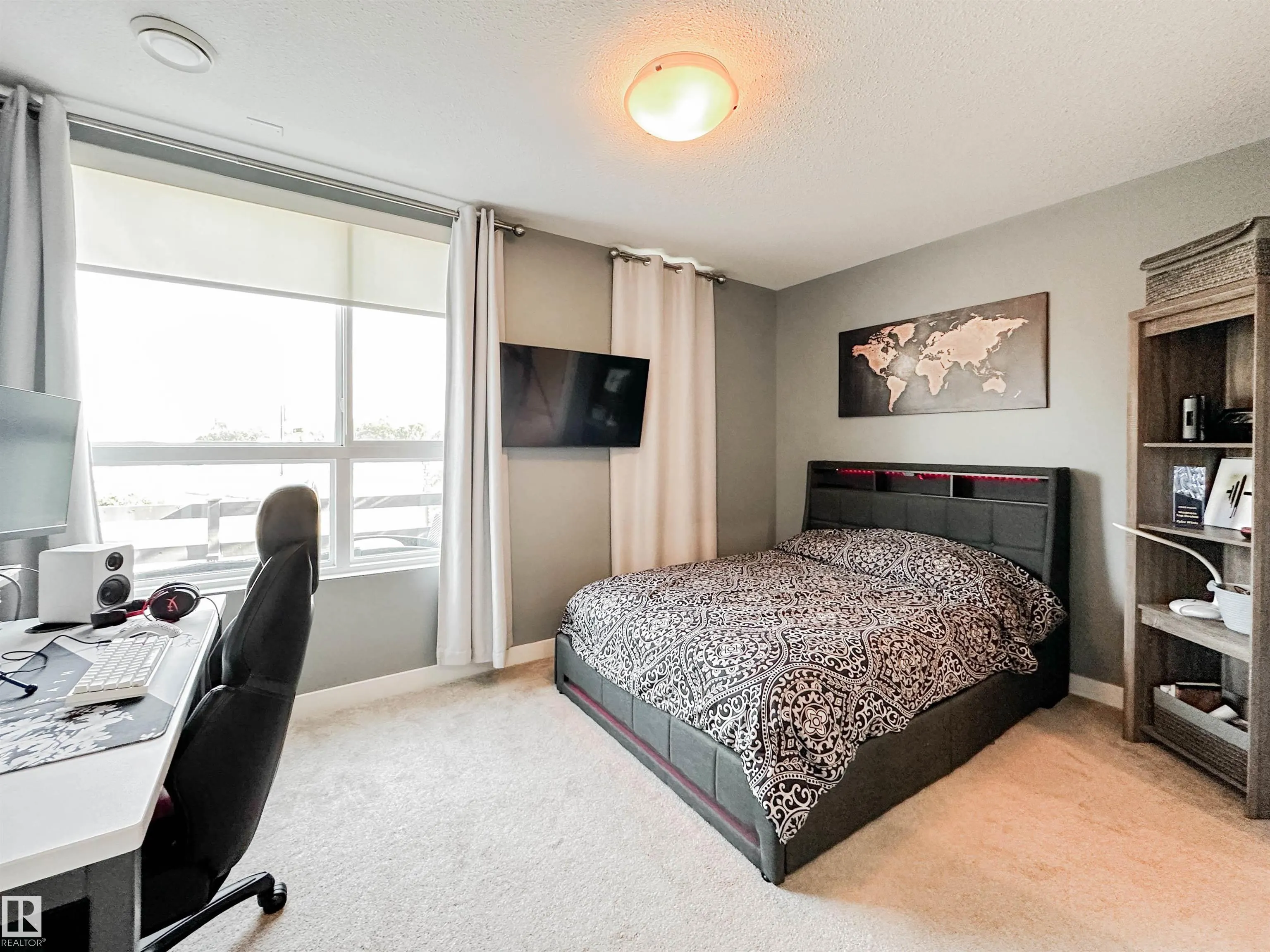100 JENSEN LAKES Boulevard