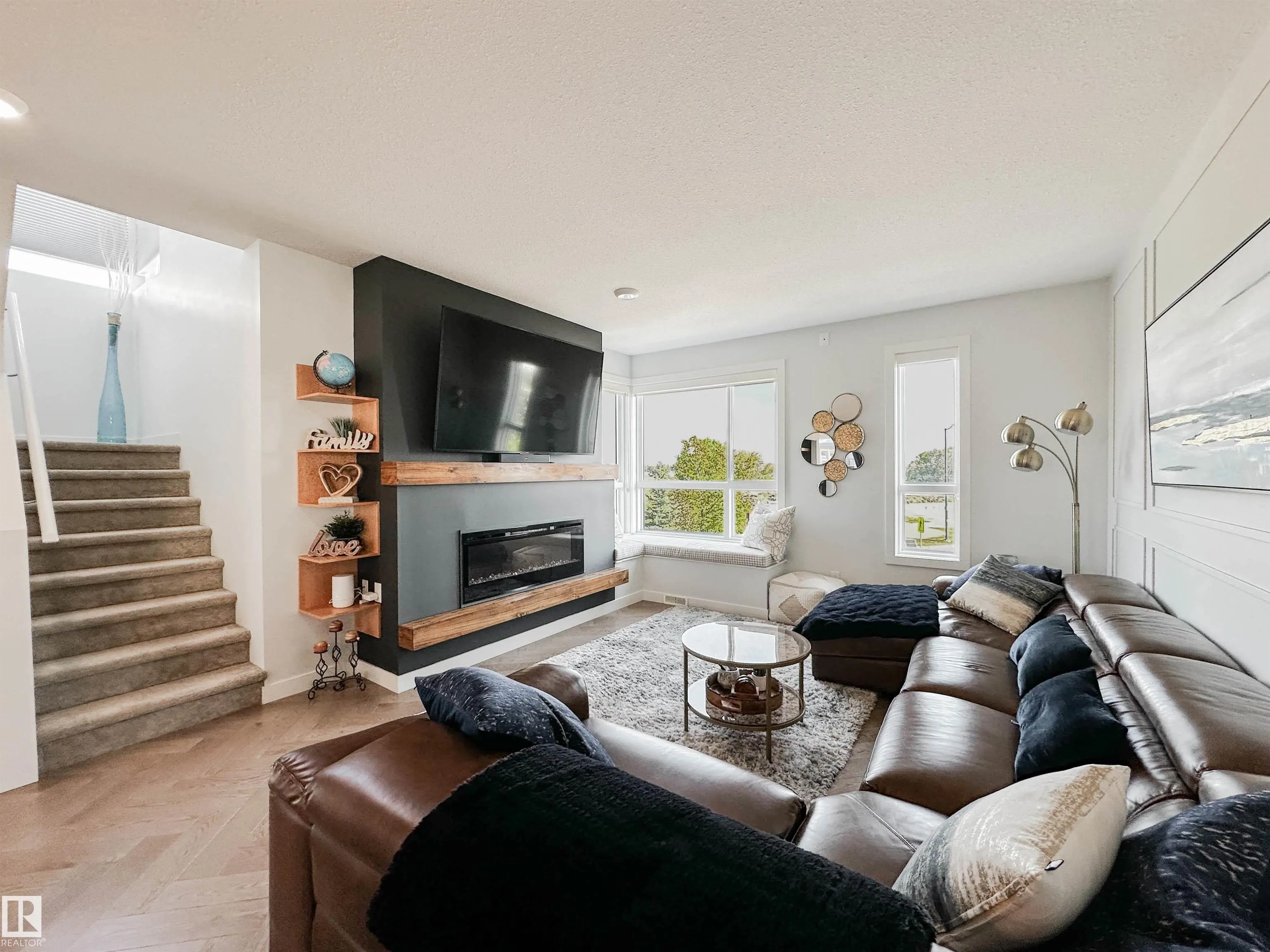 100 JENSEN LAKES Boulevard