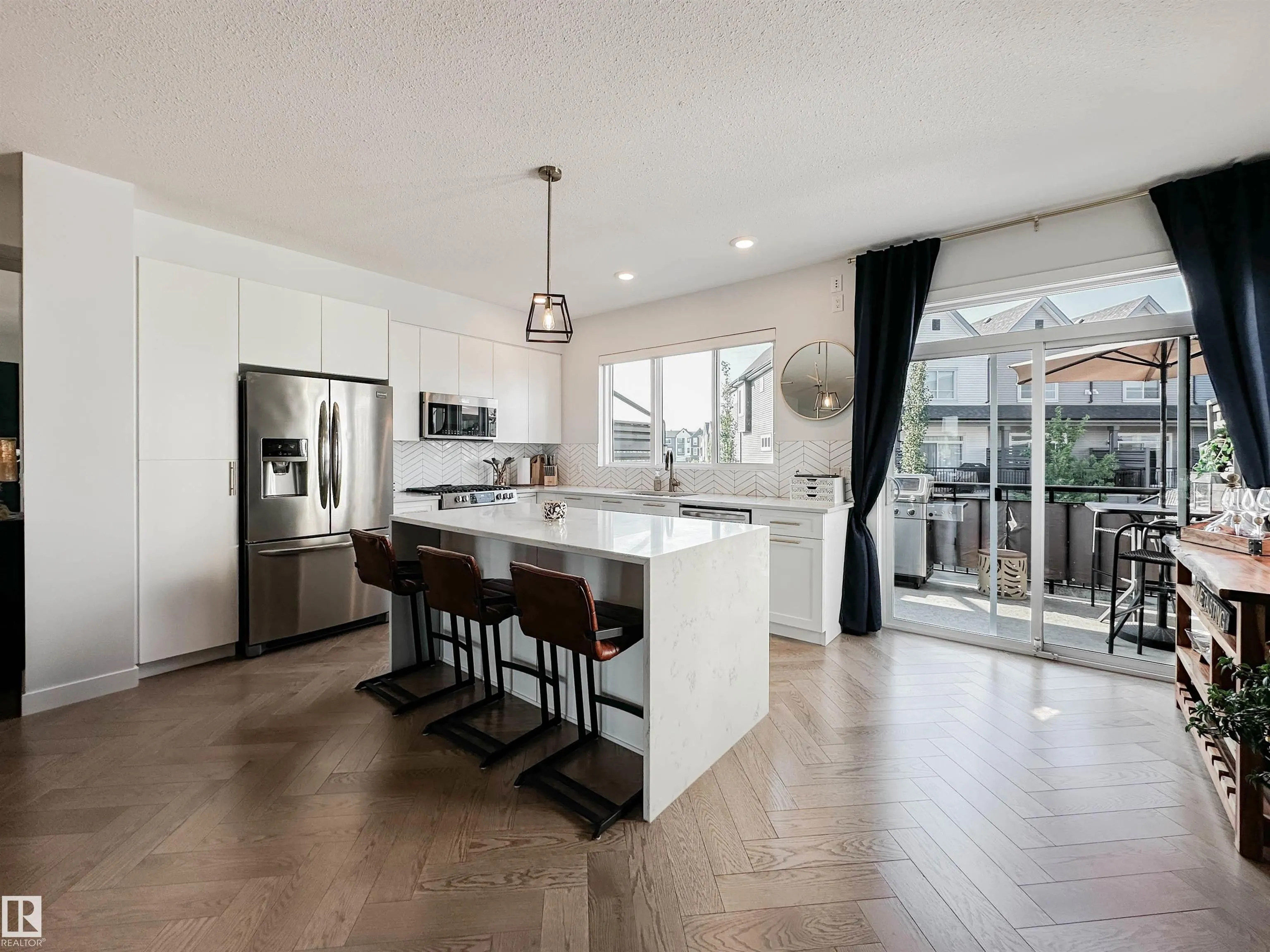 100 JENSEN LAKES Boulevard