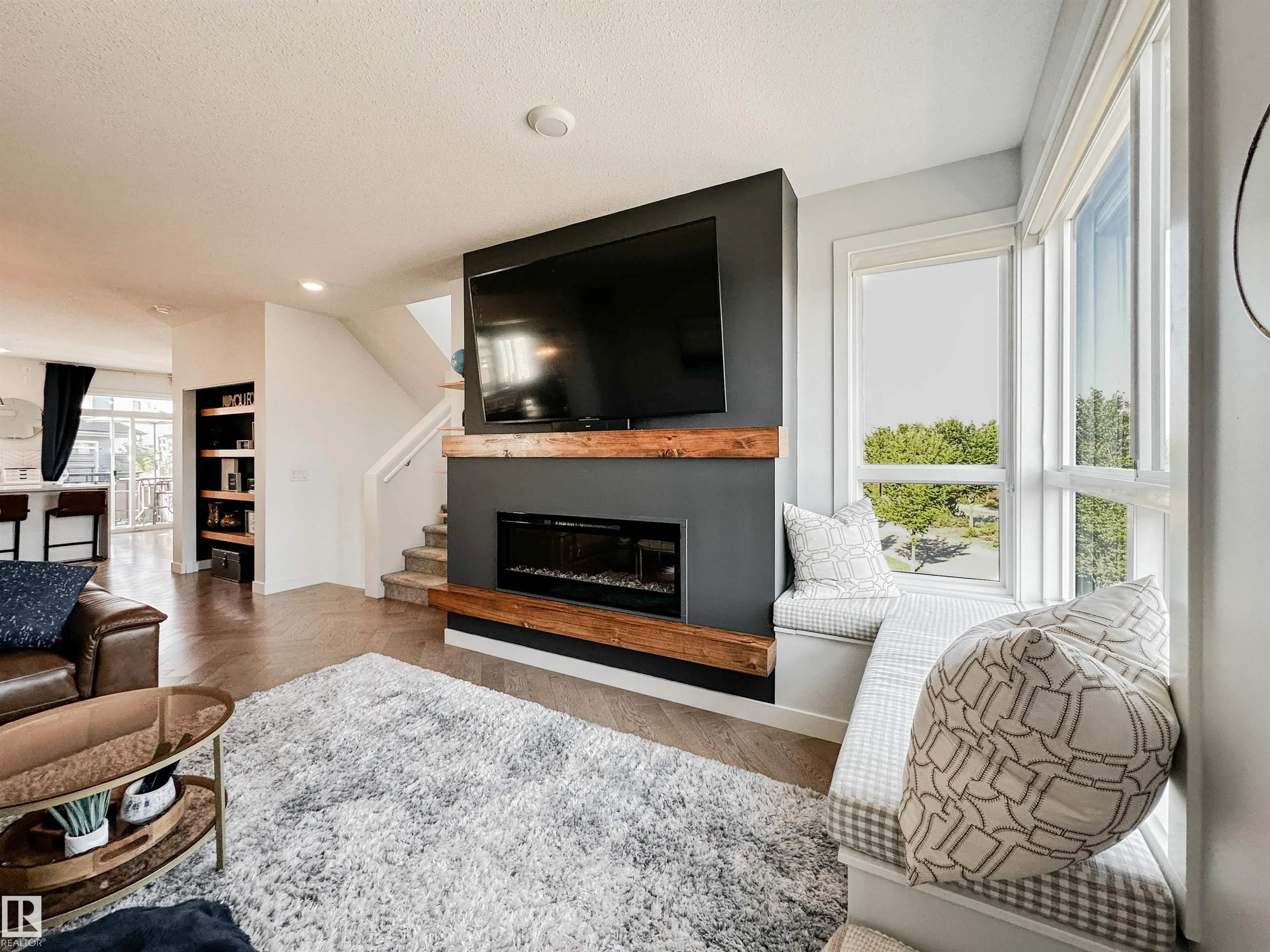 100 JENSEN LAKES Boulevard