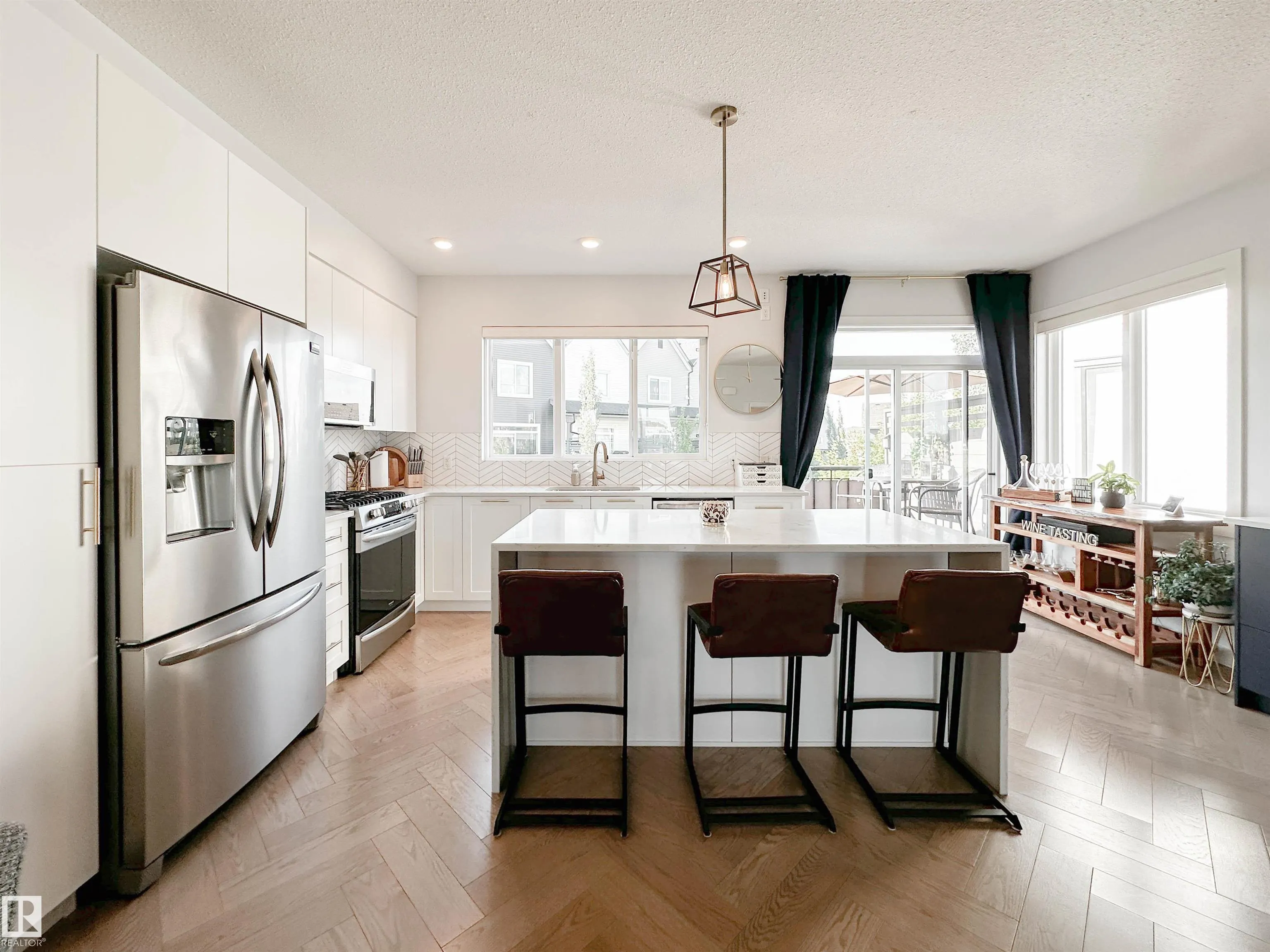 100 JENSEN LAKES Boulevard