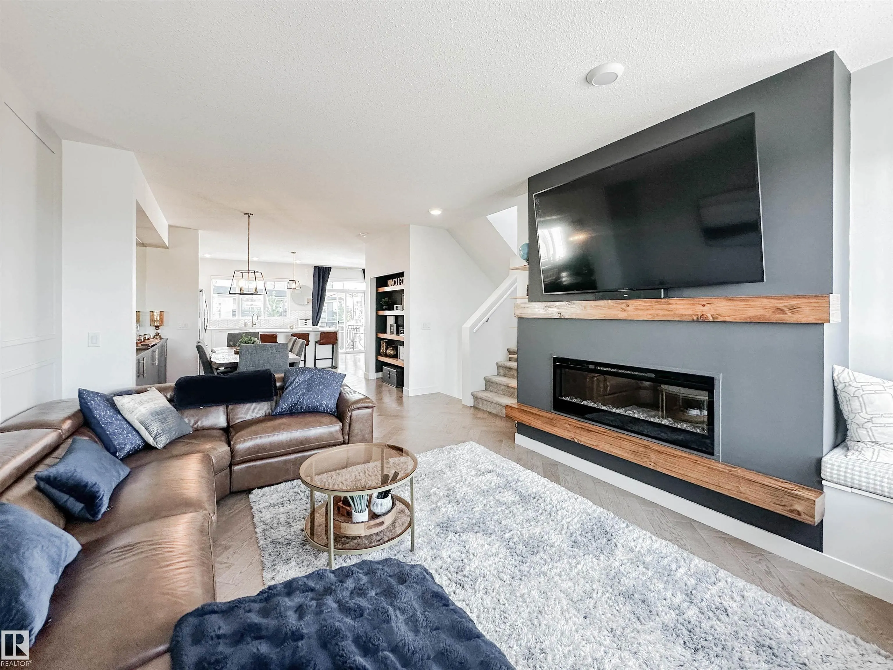 100 JENSEN LAKES Boulevard