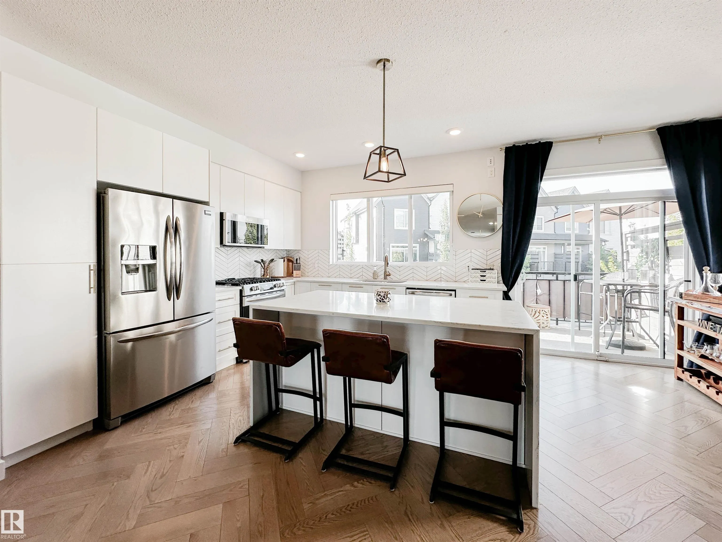 100 JENSEN LAKES Boulevard