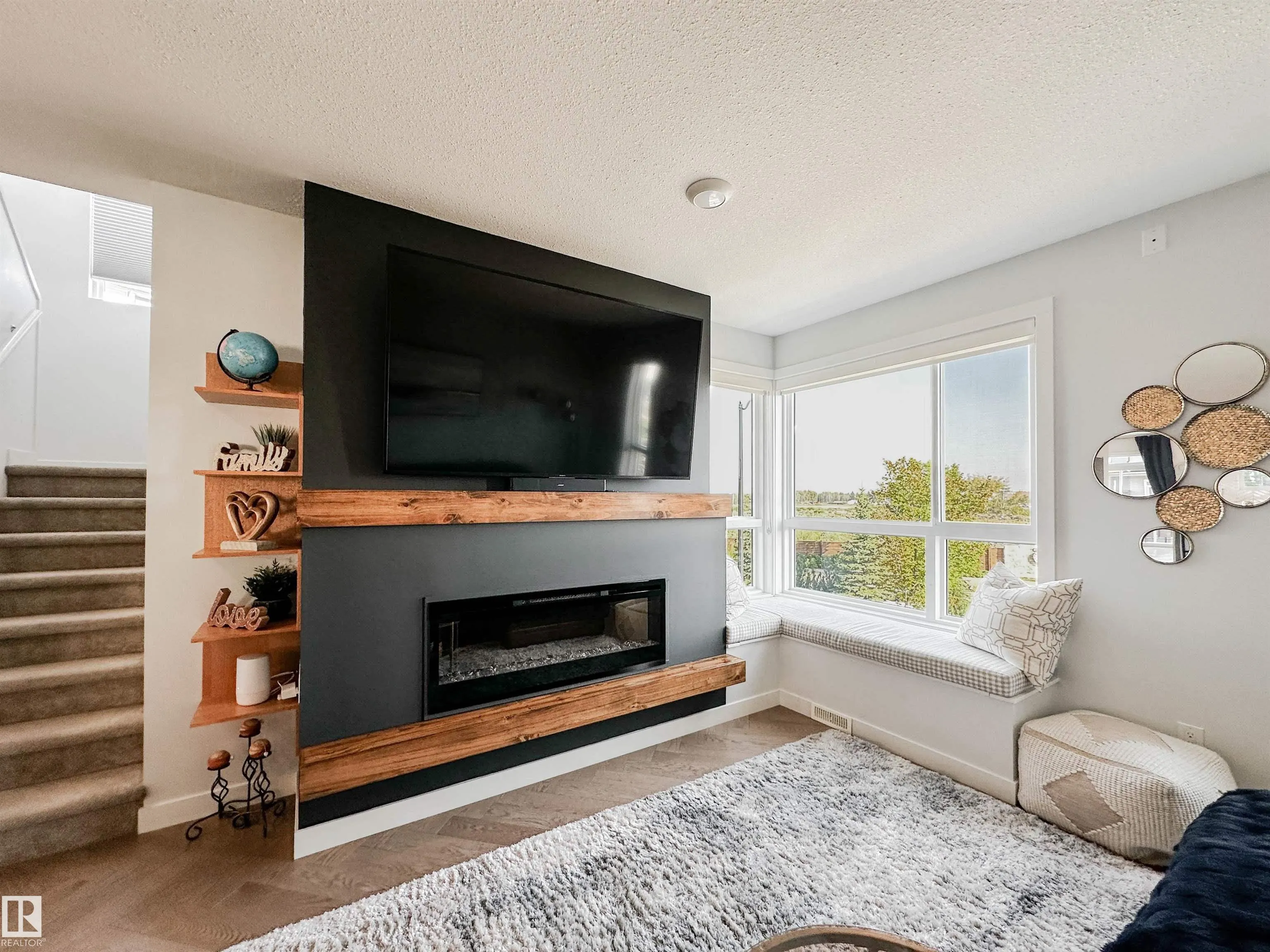 100 JENSEN LAKES Boulevard