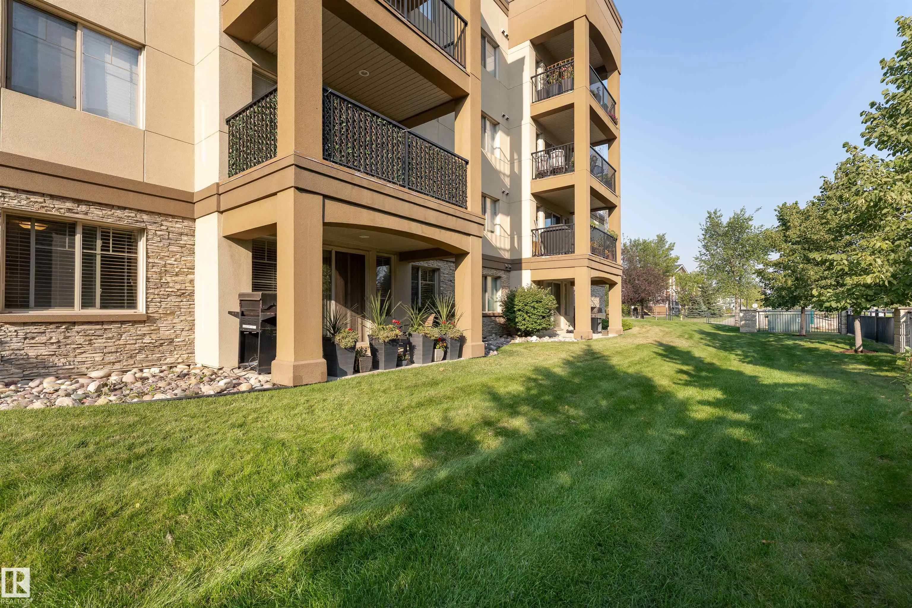 400 Palisades Way