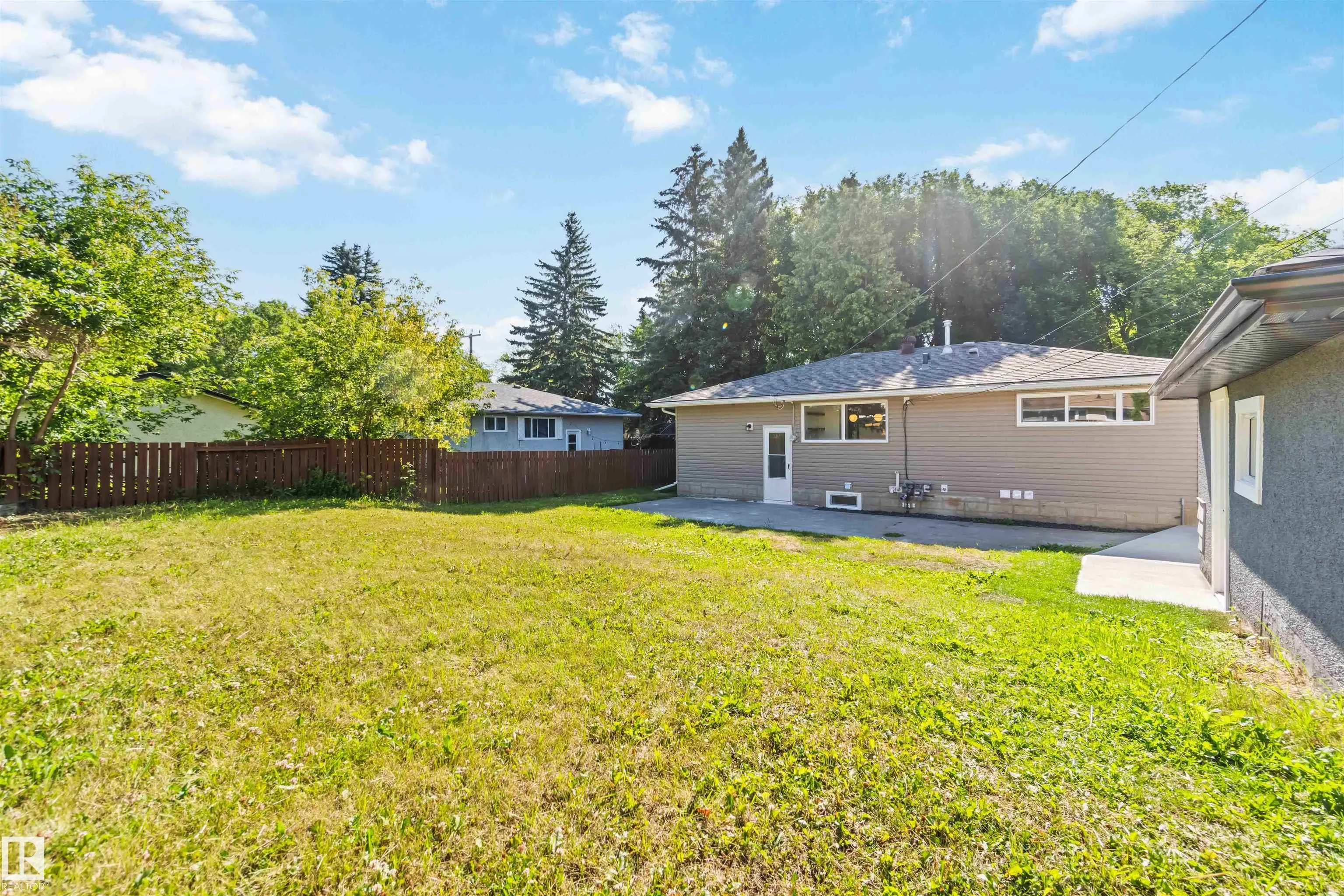 22 SUNNYSIDE Crescent
