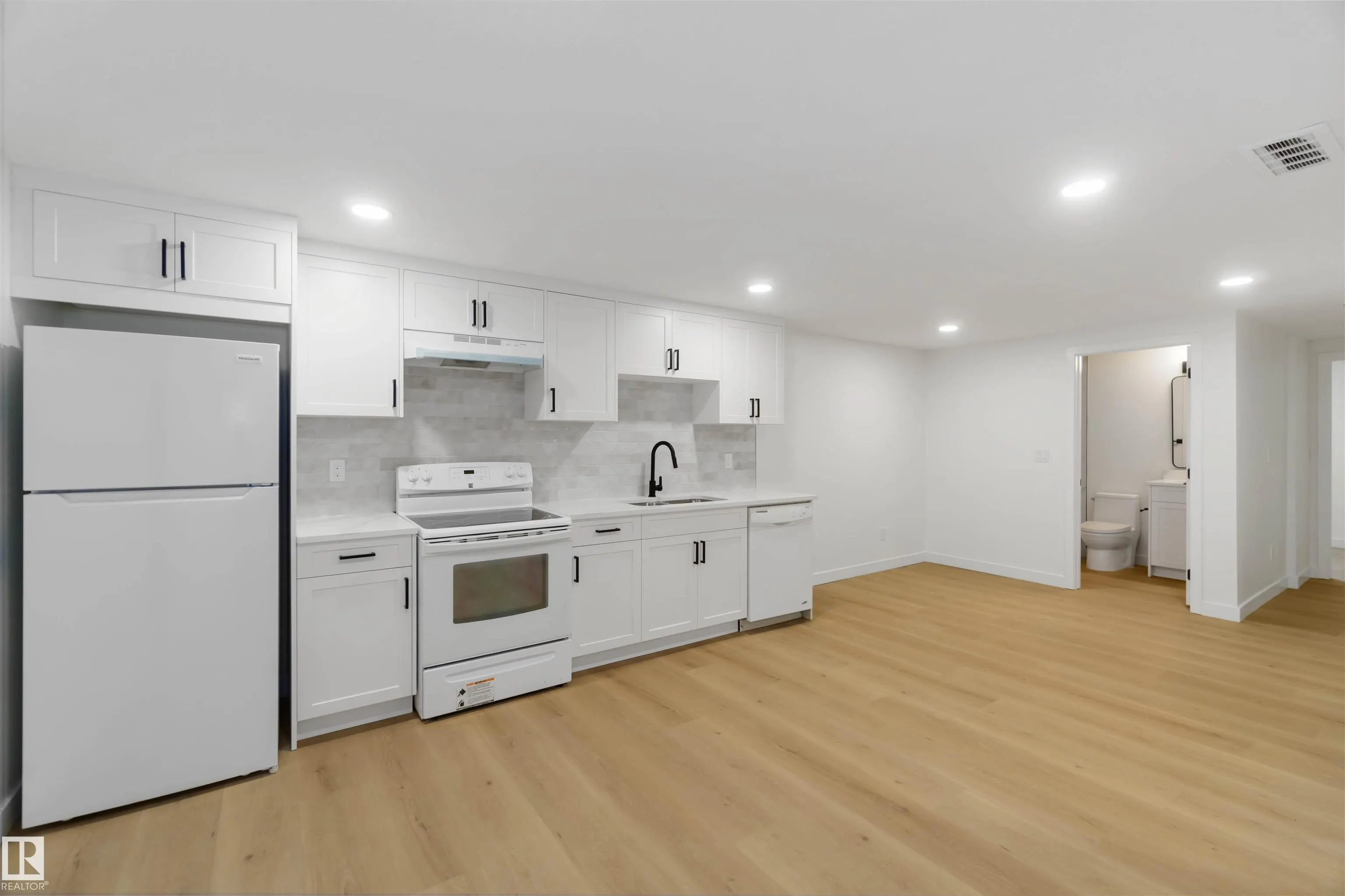 22 SUNNYSIDE Crescent