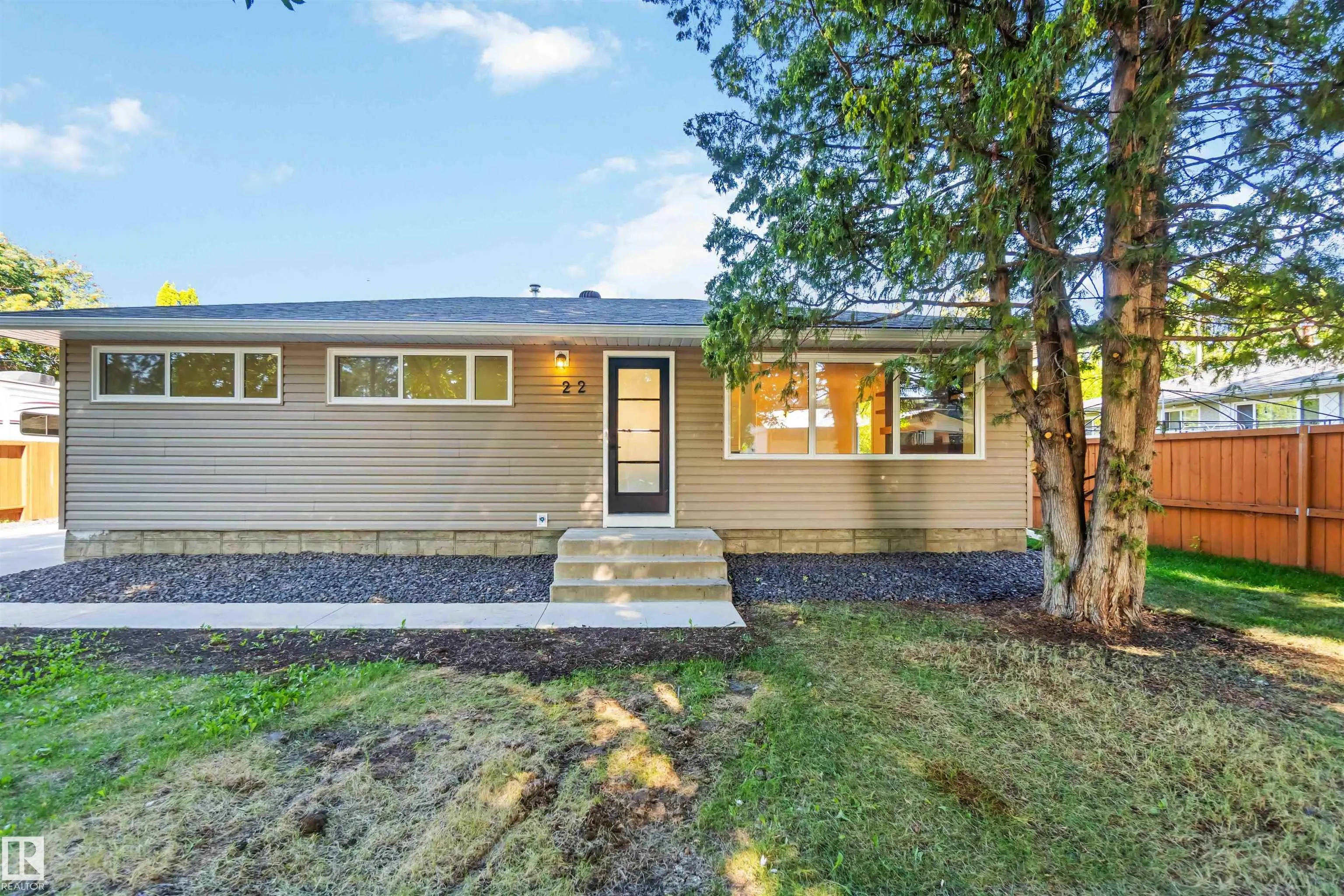 22 SUNNYSIDE Crescent