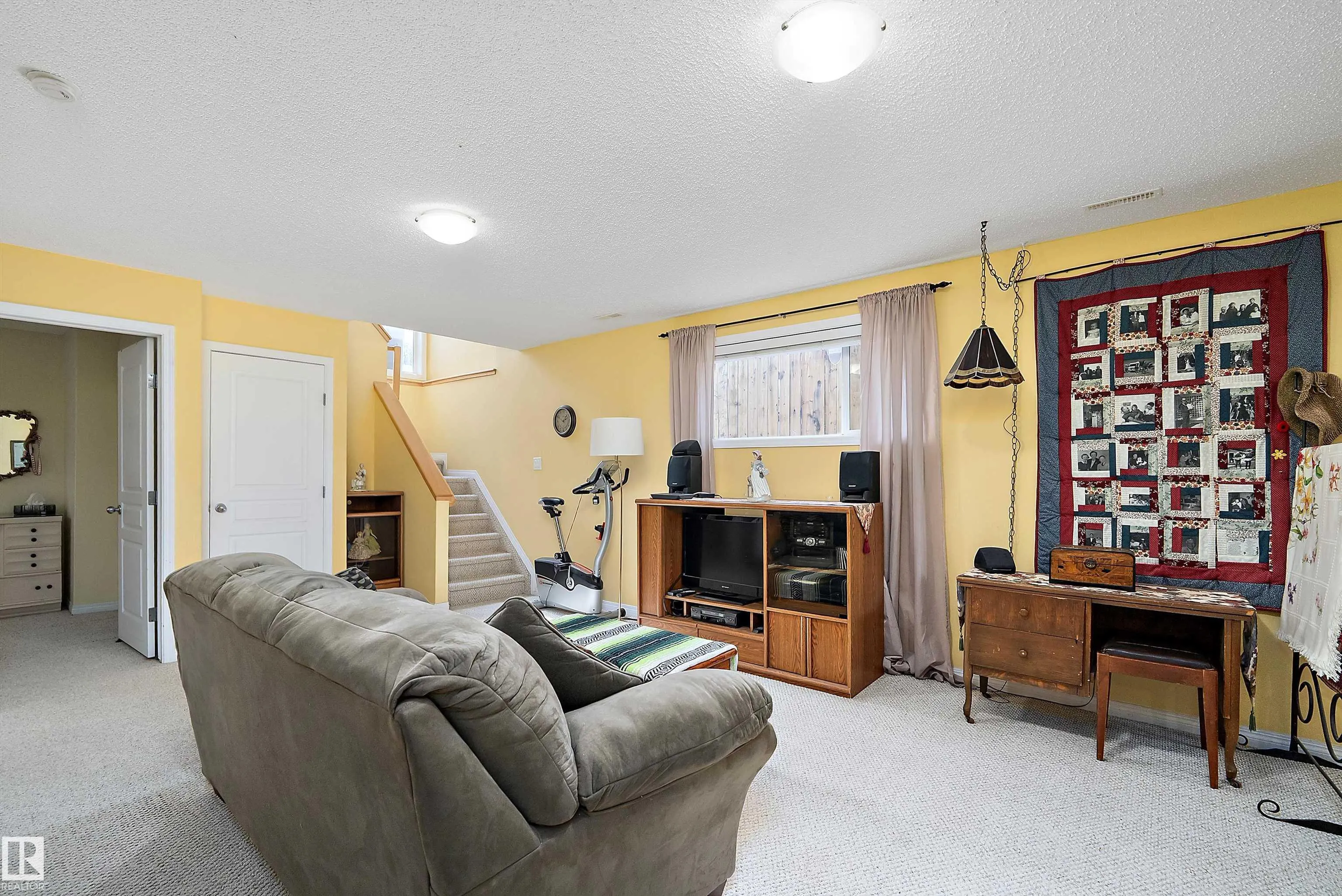 9 ASHGROVE Drive