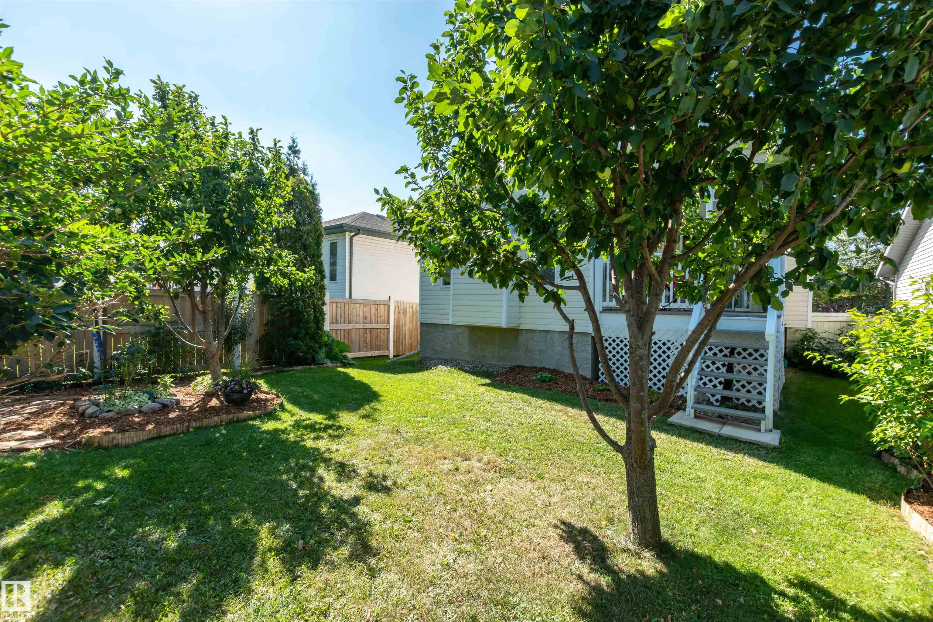 216 RAINBOW Crescent