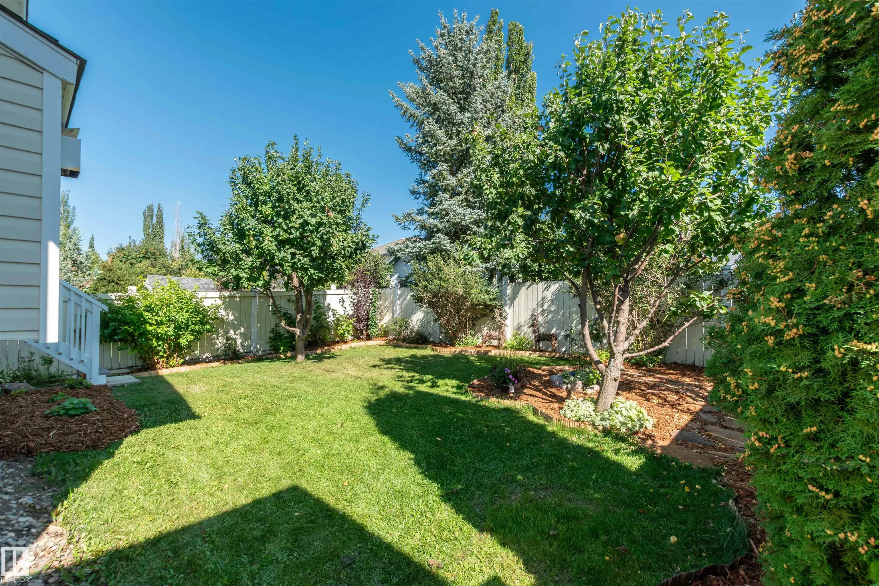 216 RAINBOW Crescent