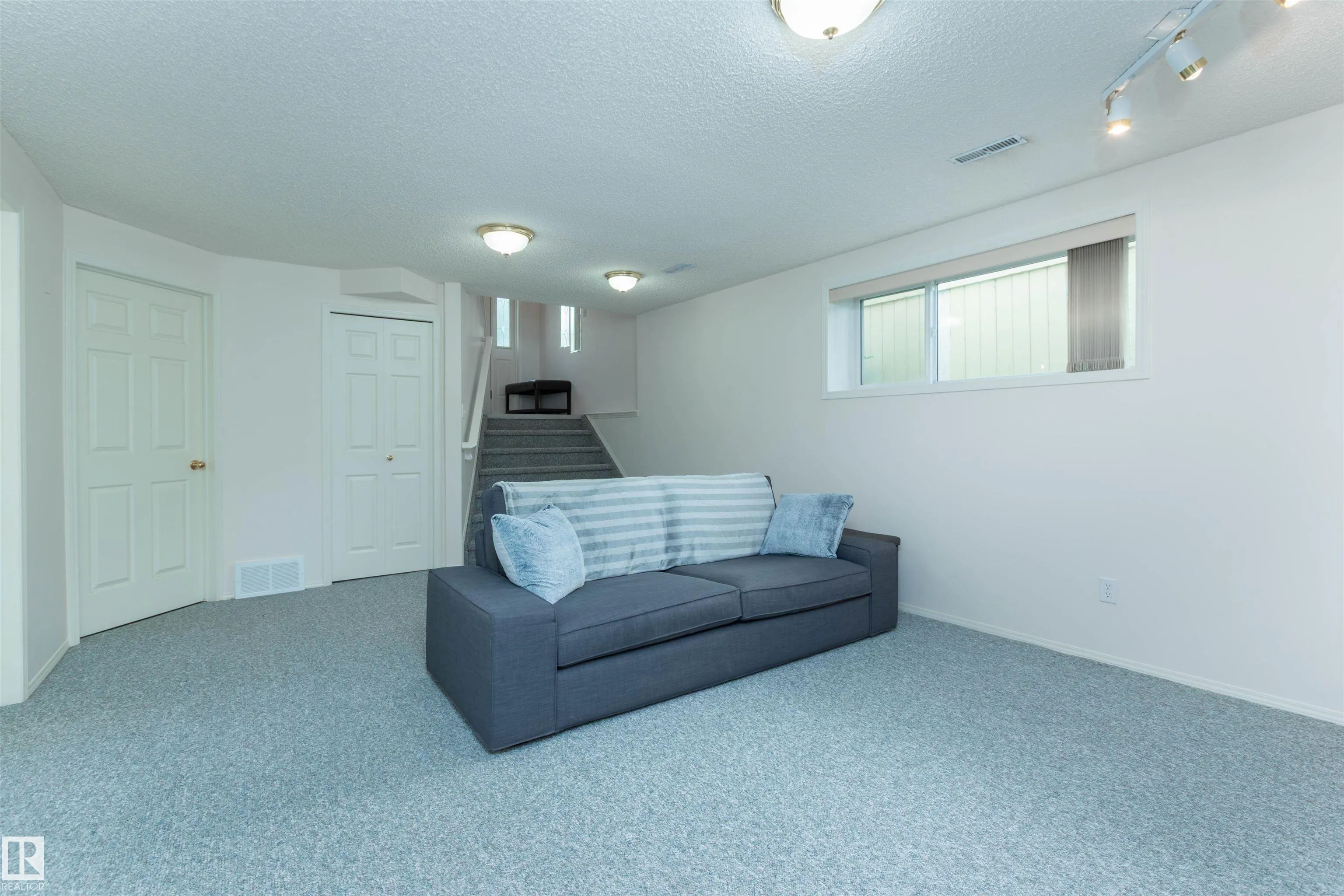 216 RAINBOW Crescent