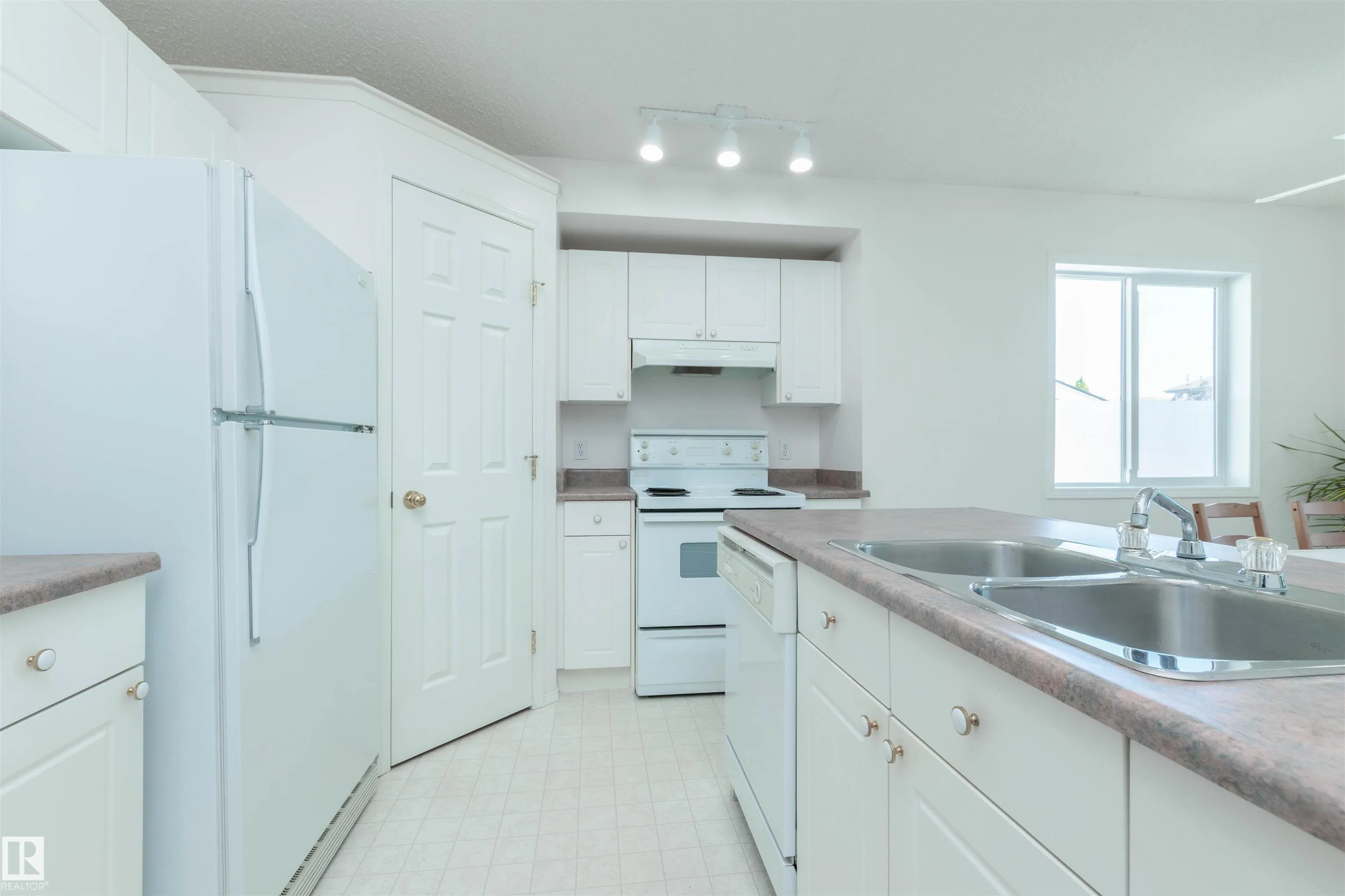 216 RAINBOW Crescent