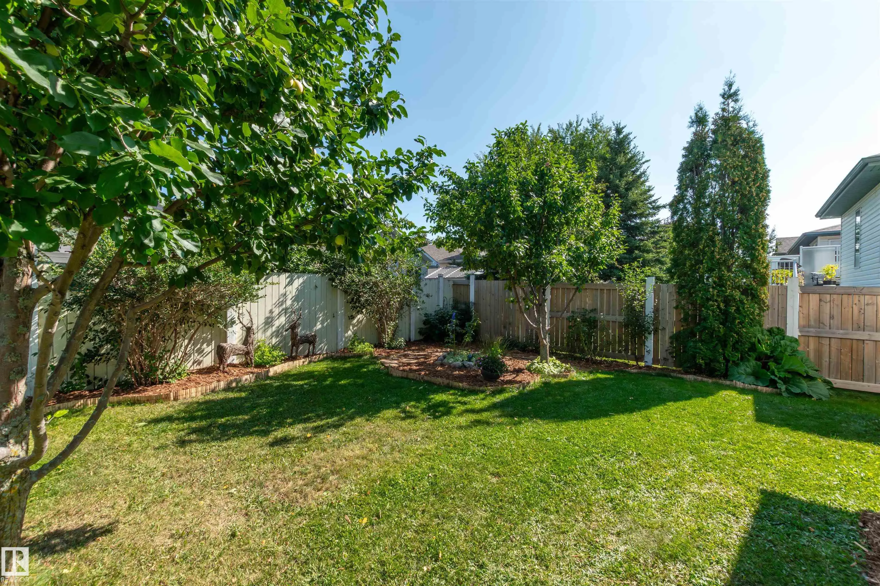 216 RAINBOW Crescent