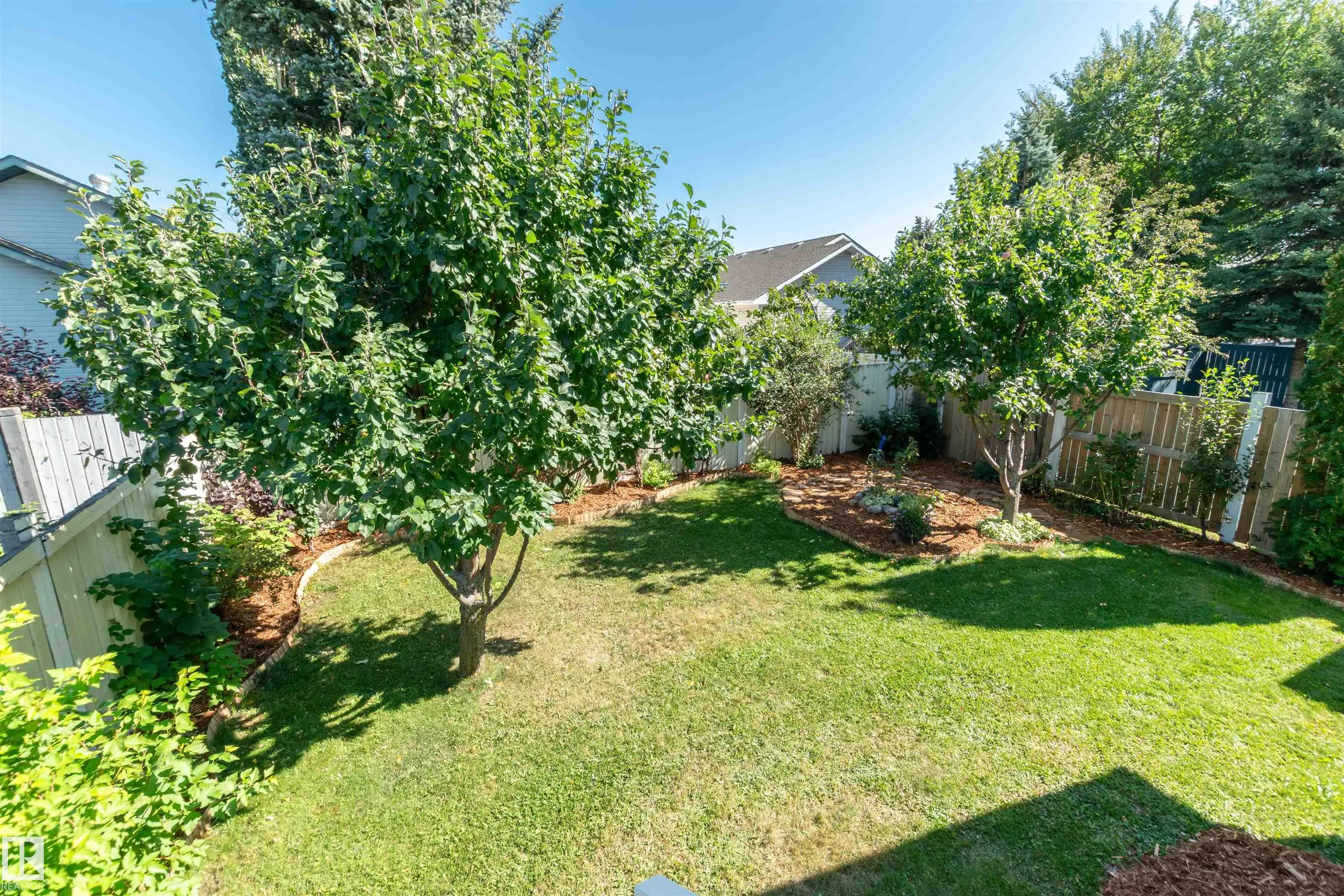 216 RAINBOW Crescent